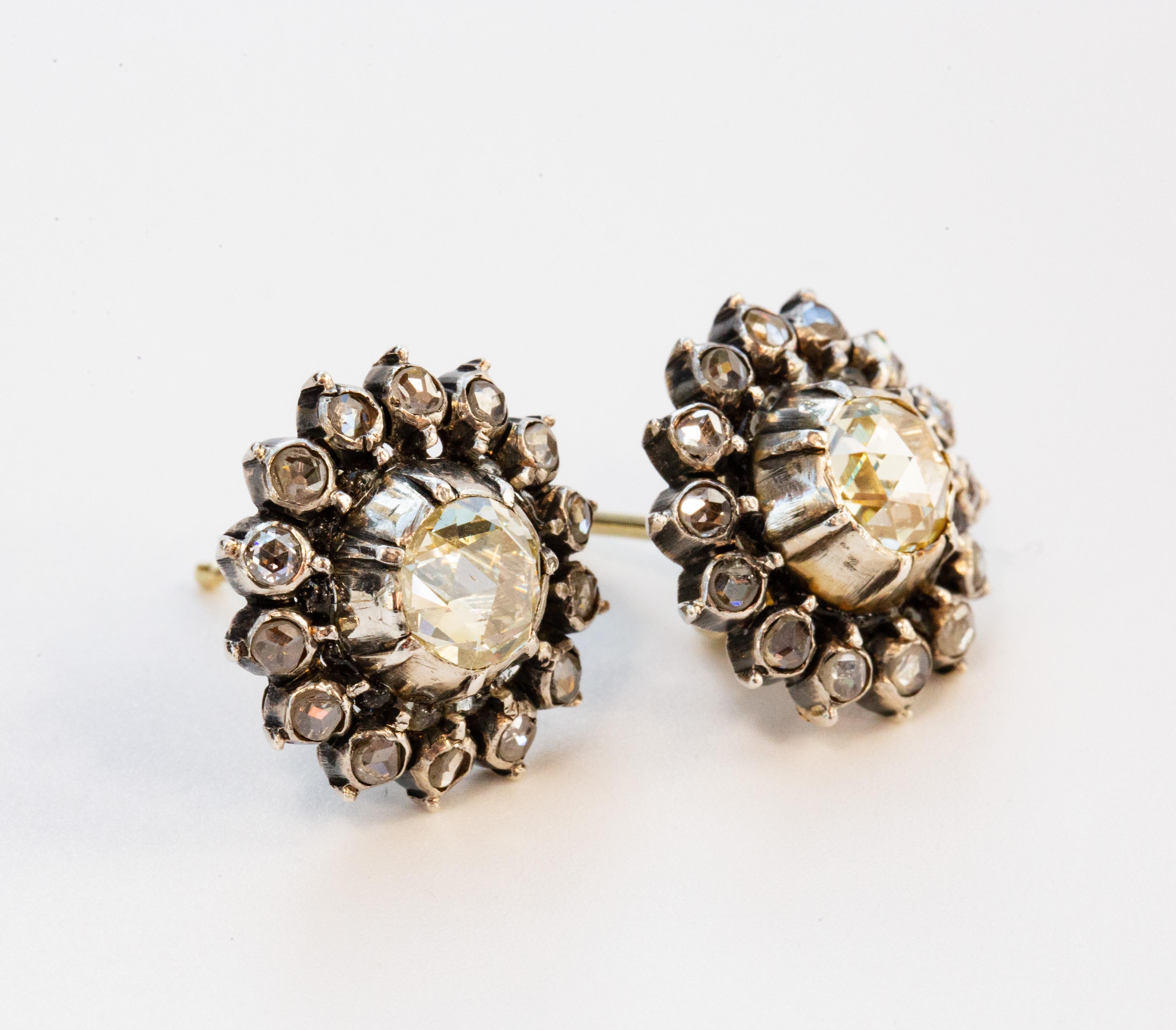 Un antico orecchino vittoriano (ca. 1900) con diamanti a grappolo.  Gli orecchini sono realizzati in oro giallo 14 carati e un diamante centrale taglio rosa circondato da piccoli diamanti taglio rosa (14 diamanti). I diamanti sono incastonati in una