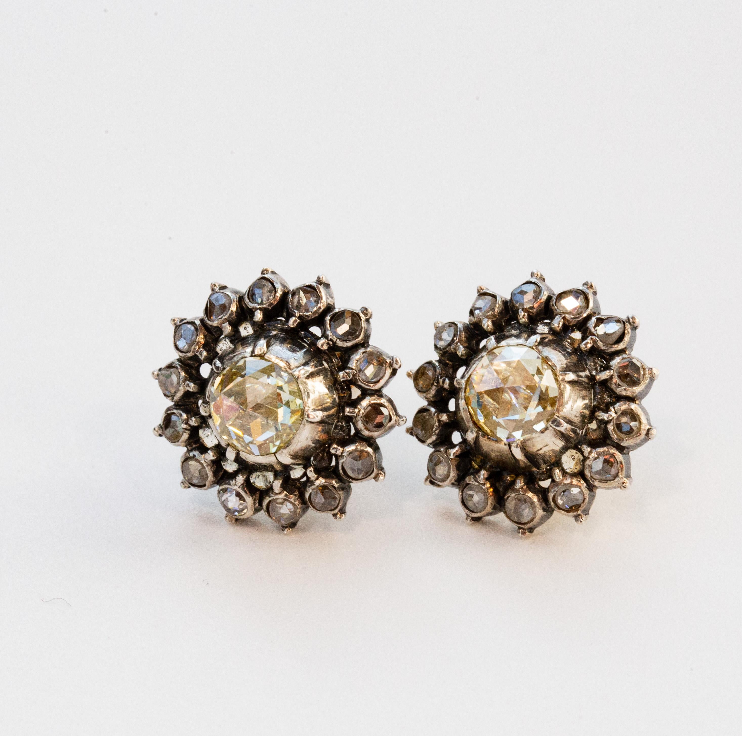 Victorian Dutch 14 Karat Gold and Silver Cluster Diamond Earrings in vendita 1