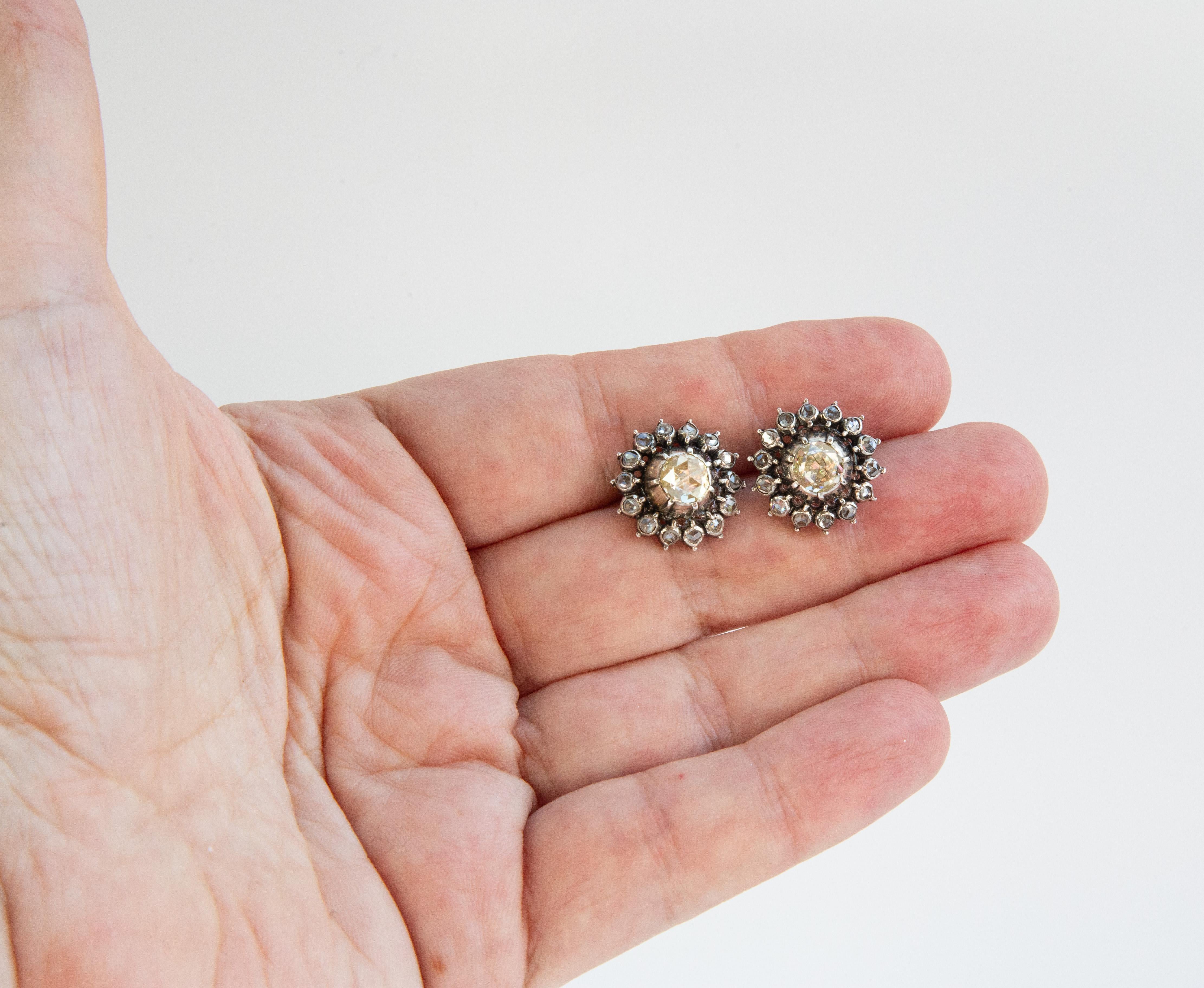 Victorian Dutch 14 Karat Gold and Silver Cluster Diamond Earrings in vendita 2