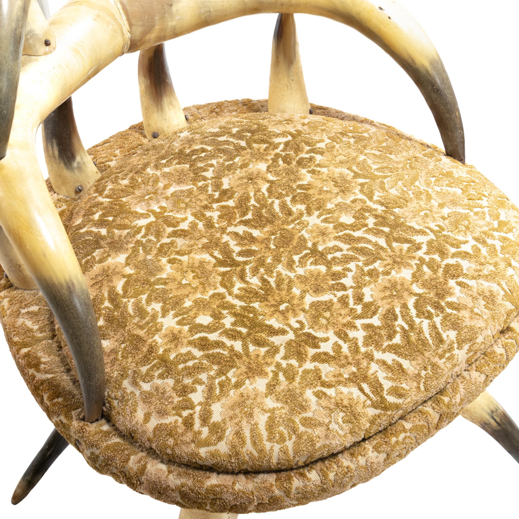 Sedia di corno vittoriana del XIX secolo composta da dieci corni di manzo a grandezza naturale e da pezzi più piccoli. Tappezzeria in velluto broccato floreale nei colori crema e ocra. Se lo si desidera, è possibile rivestirlo. Buone condizioni