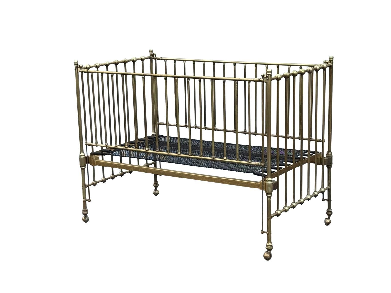 Lit d'enfant en laiton poli du début du 20e siècle entièrement fonctionnel avec côtés rabattables poli et restauré n'hésitez pas à nous contacter si vous avez des questions.