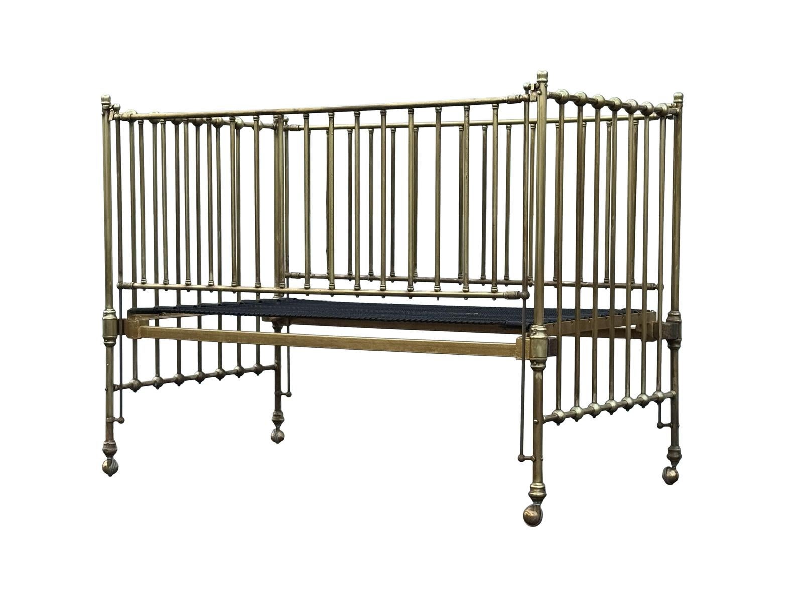 Début de l'époque victorienne Lit de jour victorien du début du 20e siècle en laiton et en fer sur roulettes en vente
