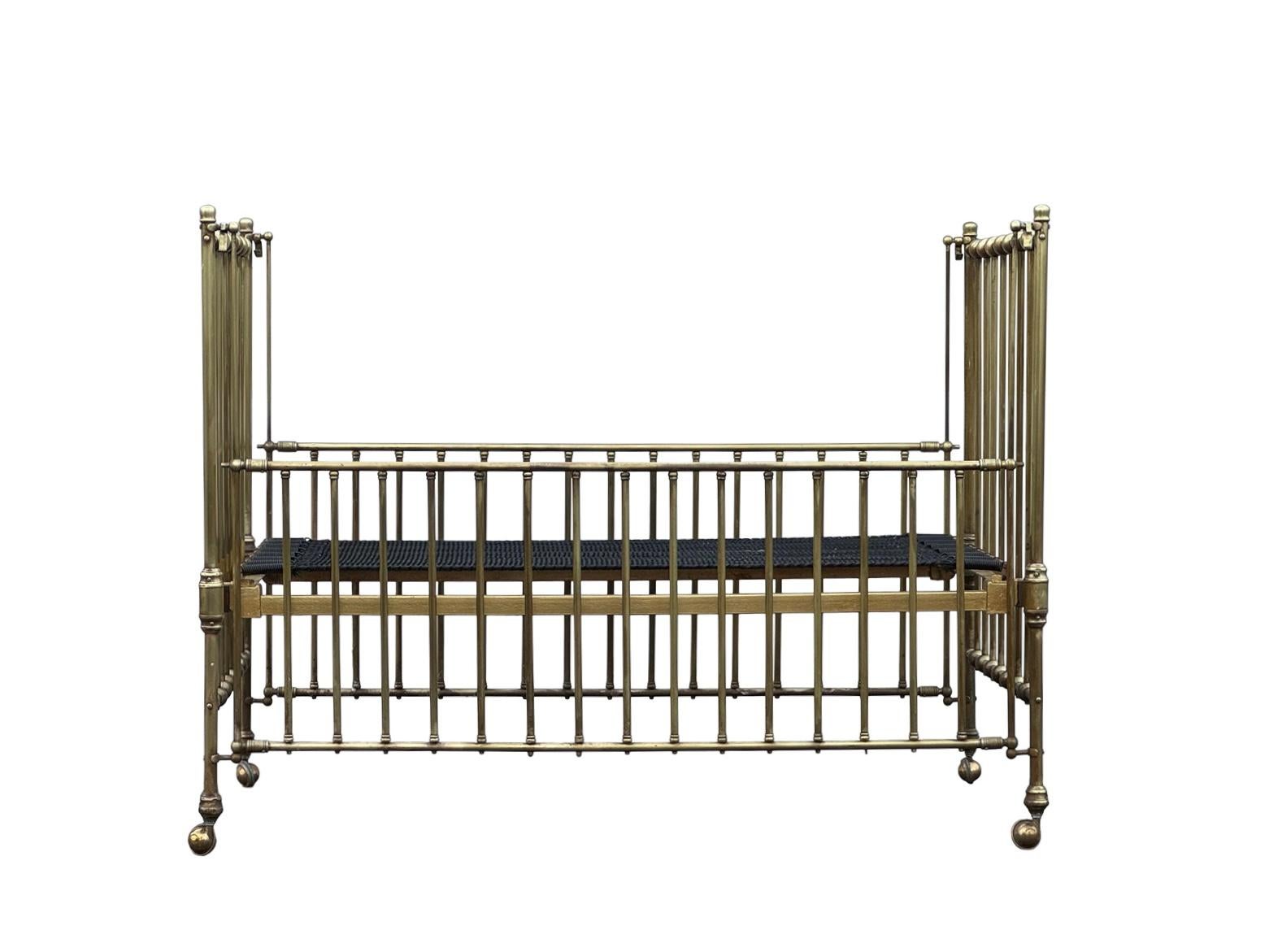 Anglais Lit de jour victorien du début du 20e siècle en laiton et en fer sur roulettes en vente