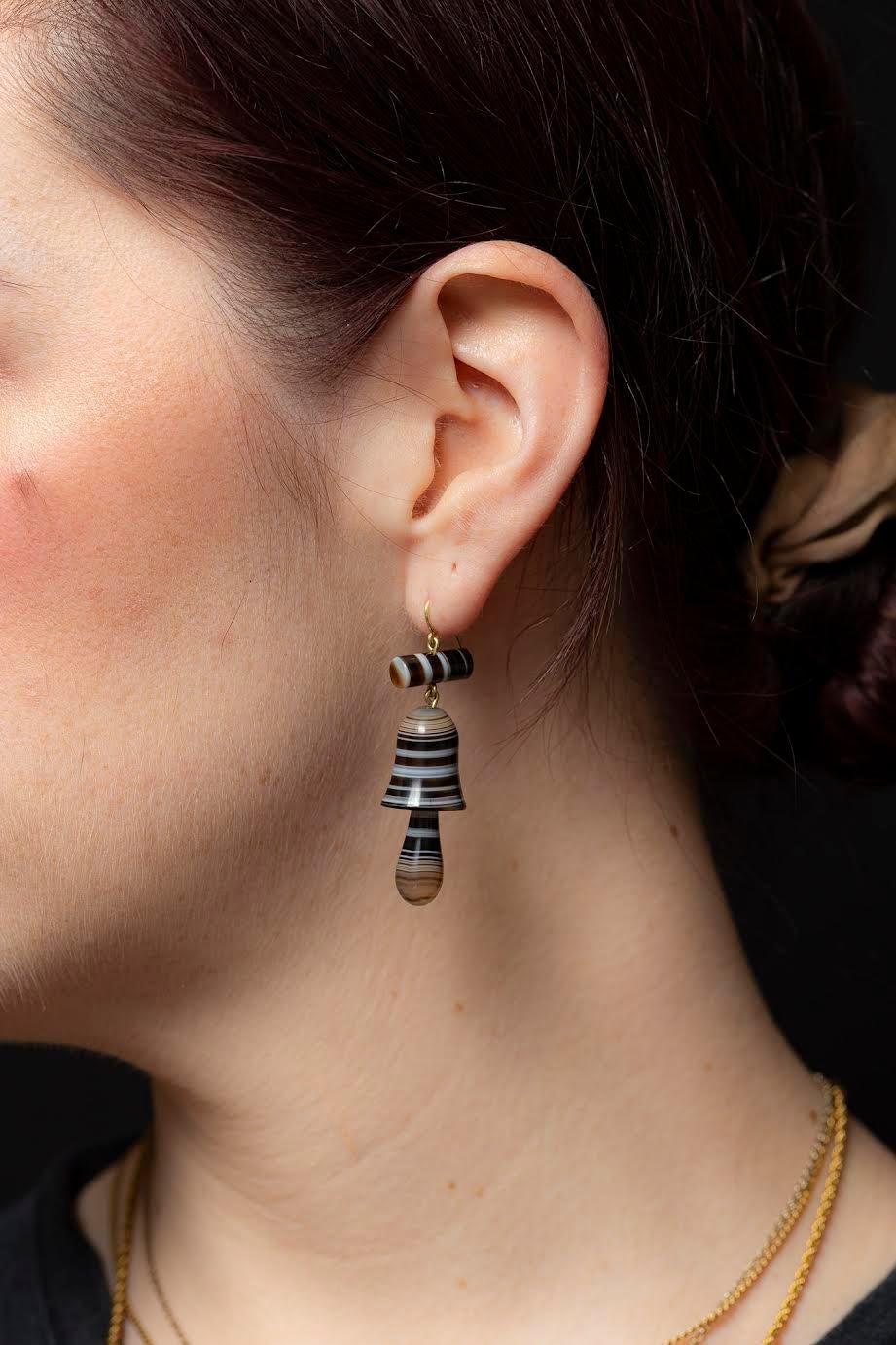 Taglio misto Victorian Earrings: Bells of Banded Agate in vendita