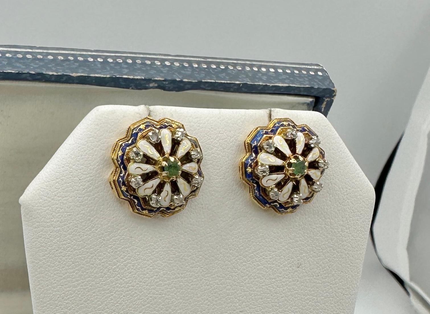Viktorianische Ohrringe aus 14 Karat Gold mit Smaragd und 16 Diamanten im alten Minenschliff in Blau und Emaille (Perle) im Angebot