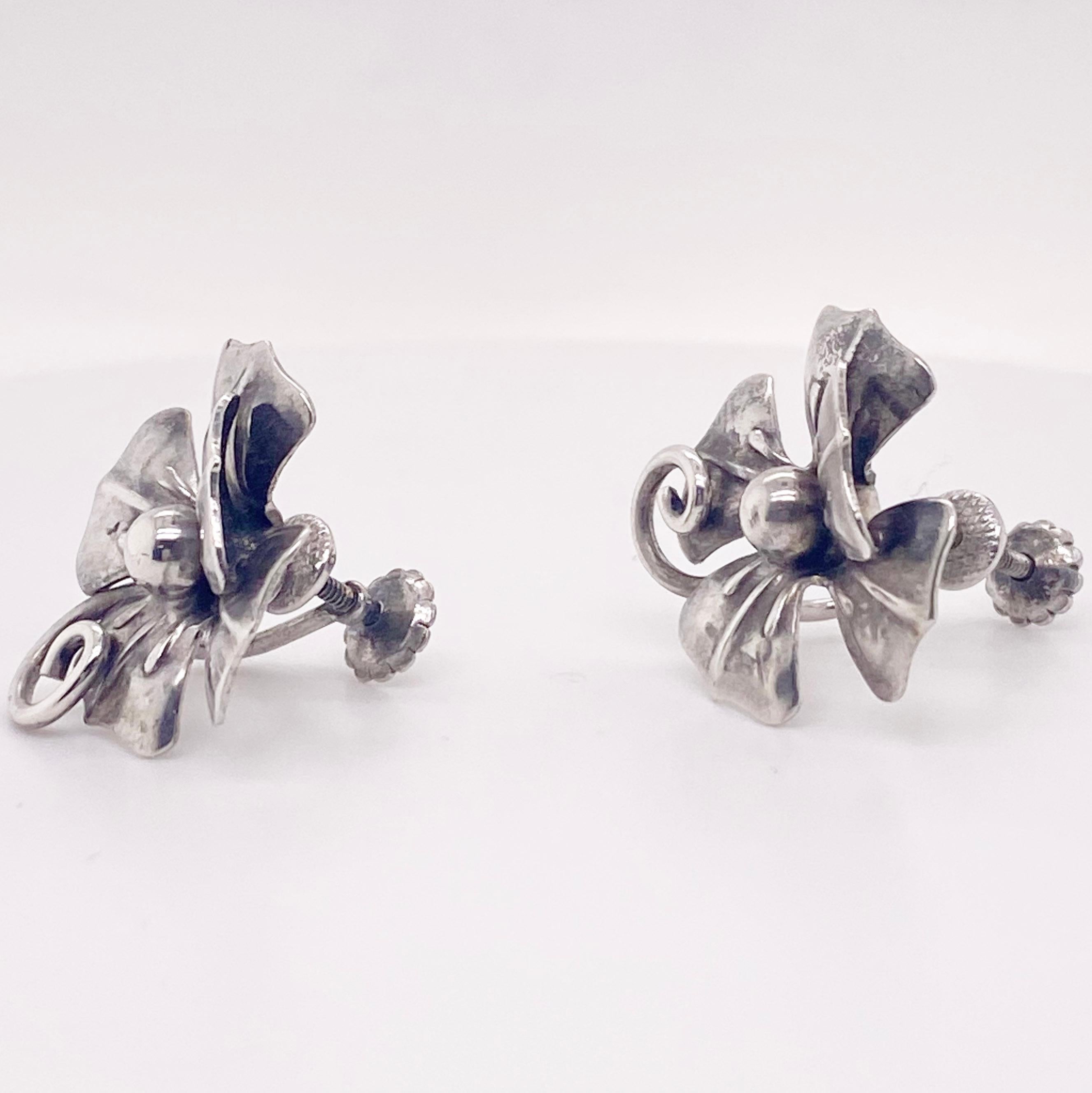 These vintage earrings from the Victorian era are perfect for non-pierced ears. The earrings have a beautiful floral design. The details for these gorgeous earrings are listed below:
1 Set
Metal Quality: Sterling SIlver
Earring Type: Clip On