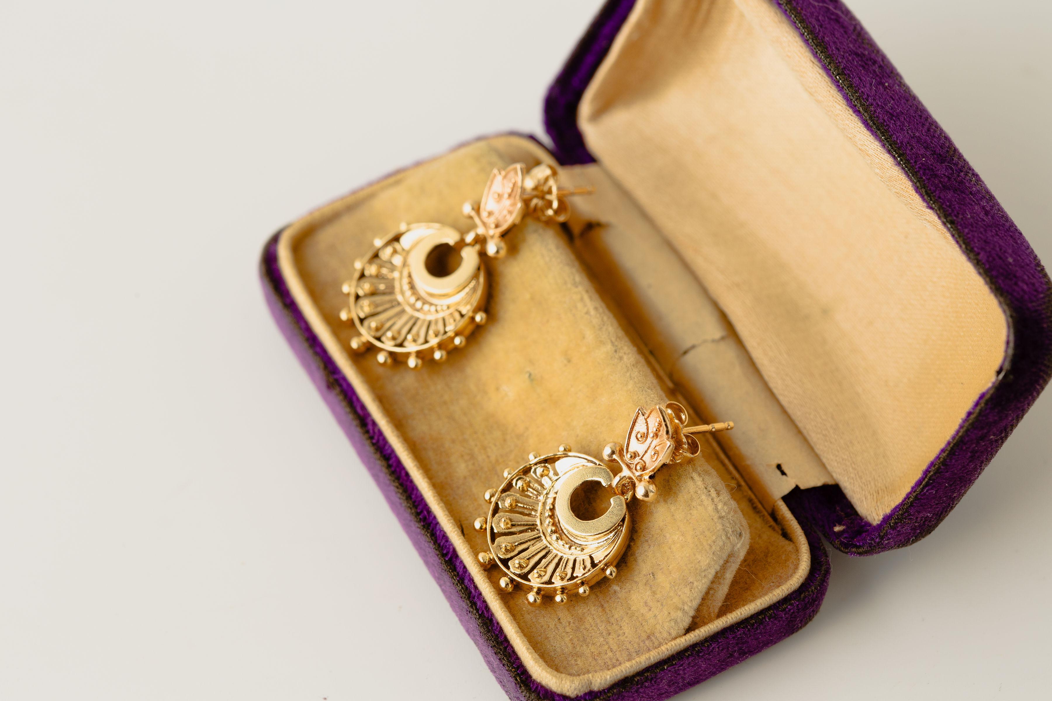 MATERIAL: 14k Gelbgold
Gewicht: 6,2 Gramm
Entstehungszeitraum: 1890 - 1910
Abmessungen: 29,4 mm x 17,5 mm

Ein schönes Zeugnis antiker Handwerkskunst sind diese Ohrringe aus der Zeit um 1910. Diese Ohrringe wurden im viktorianischen Zeitalter