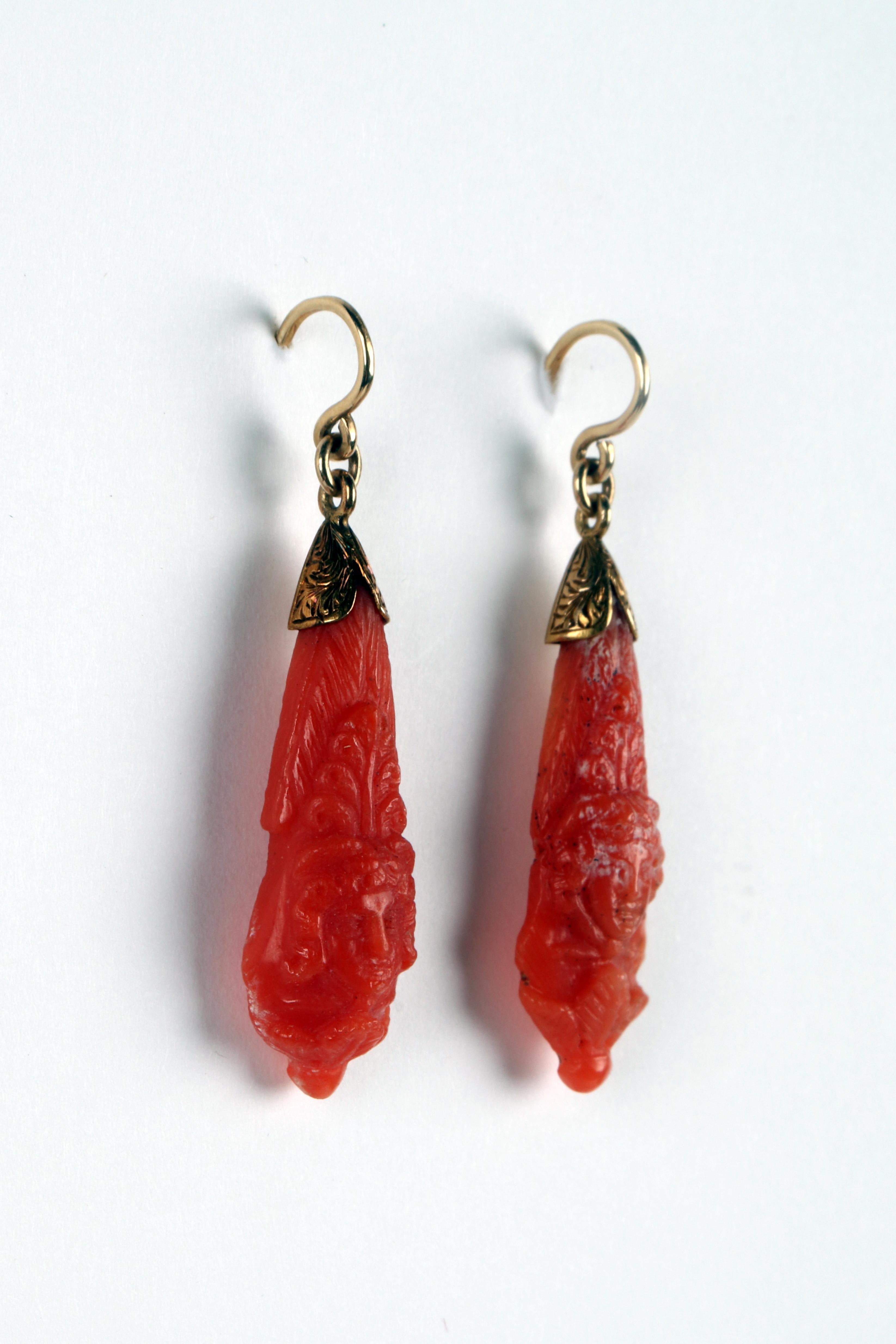 English Victorian earrings in gold and Sciacca coral. England, 1880. For Sale
