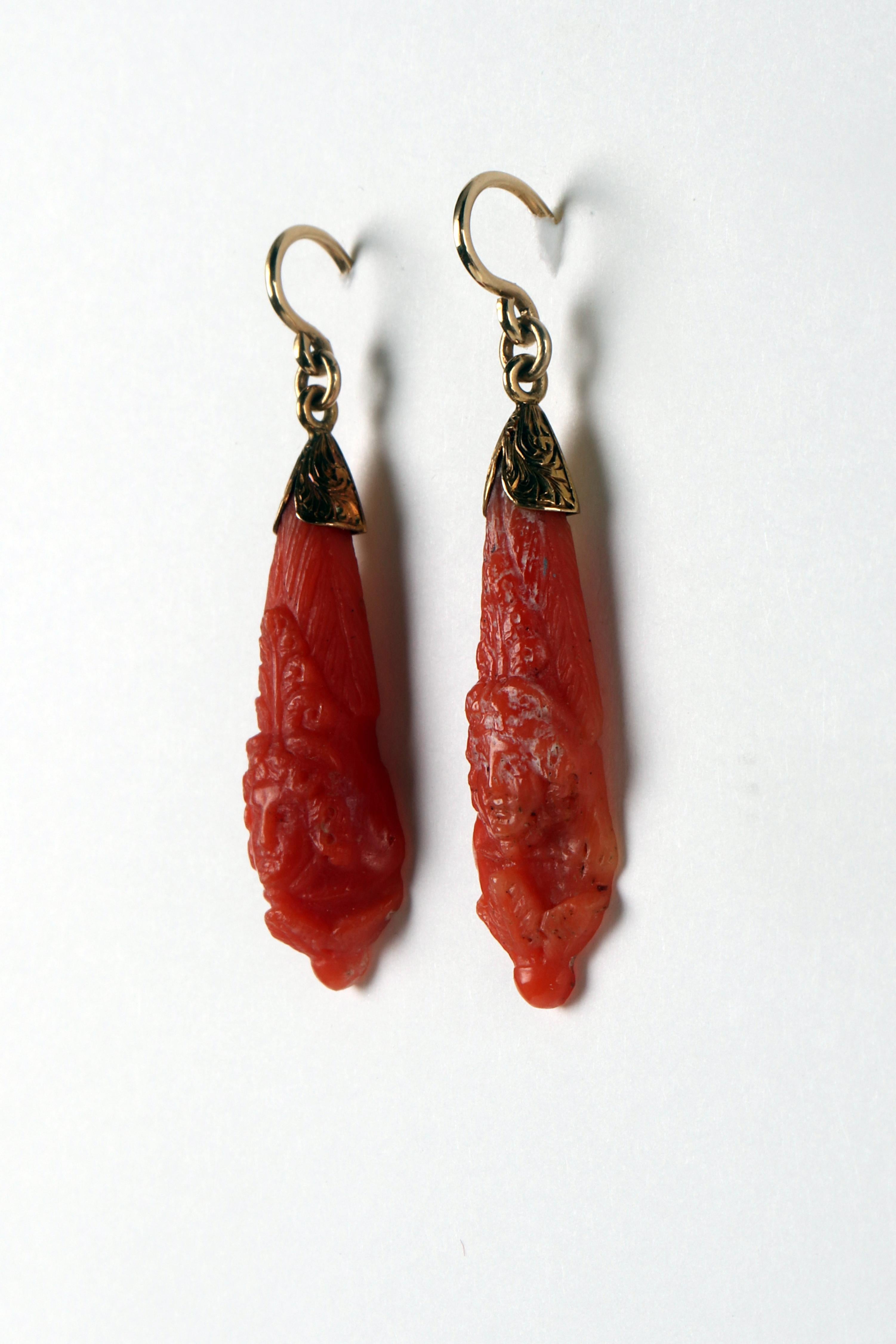Victorian earrings in gold and Sciacca coral. England, 1880. In Good Condition For Sale In Milan, IT