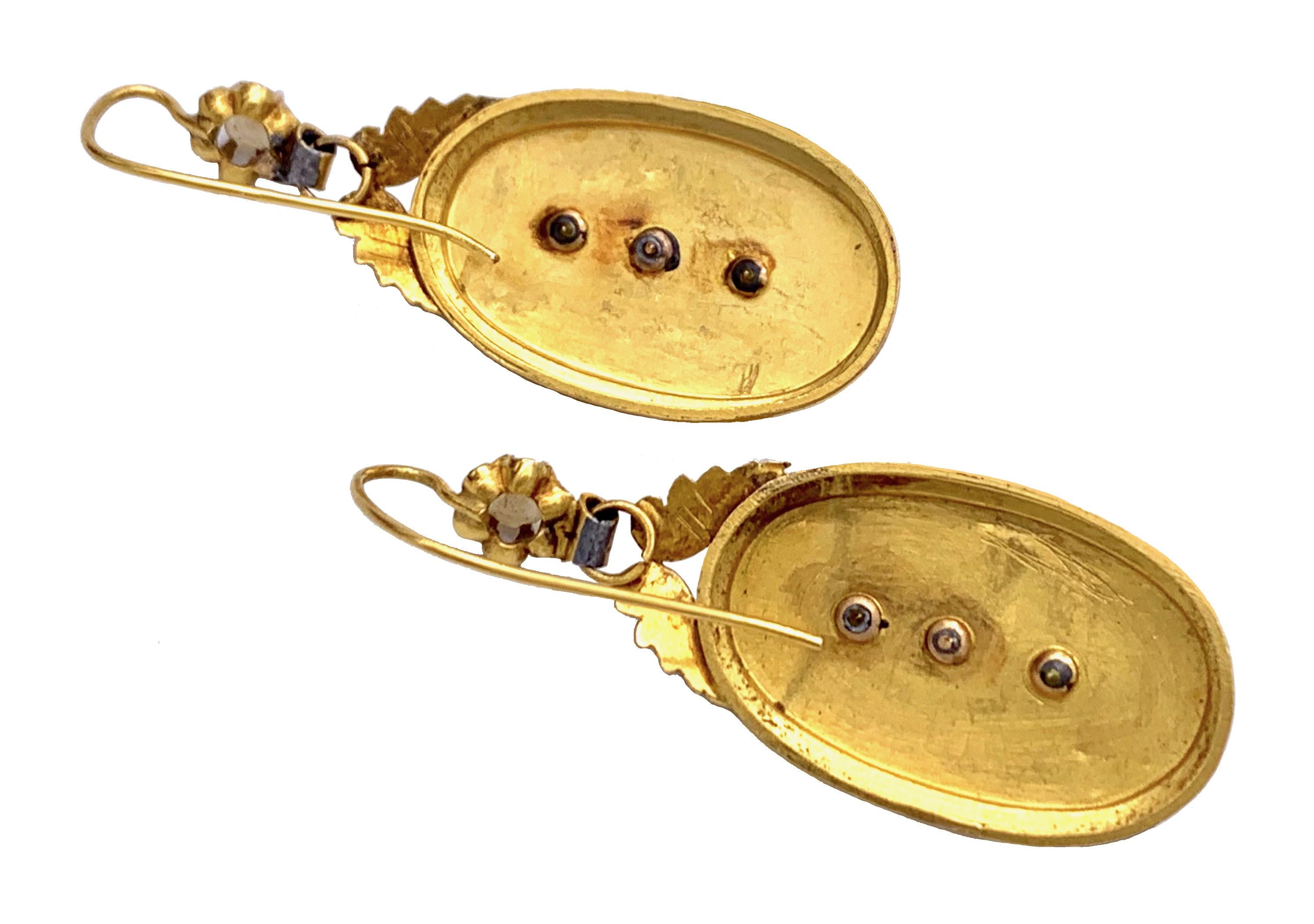 Perle Pendants d'oreilles pendants victoriens anciens en or 15 carats avec étoiles en perles naturelles  en vente