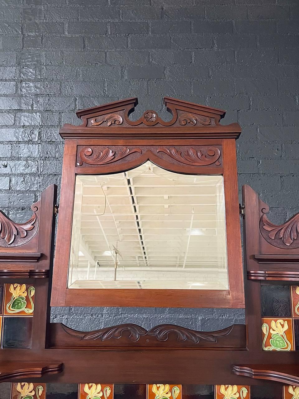 Lavabo Victoriano Eastlake con Encimera de Mármol Negro y Espejo y Azulejos Florales Estadounidense en venta