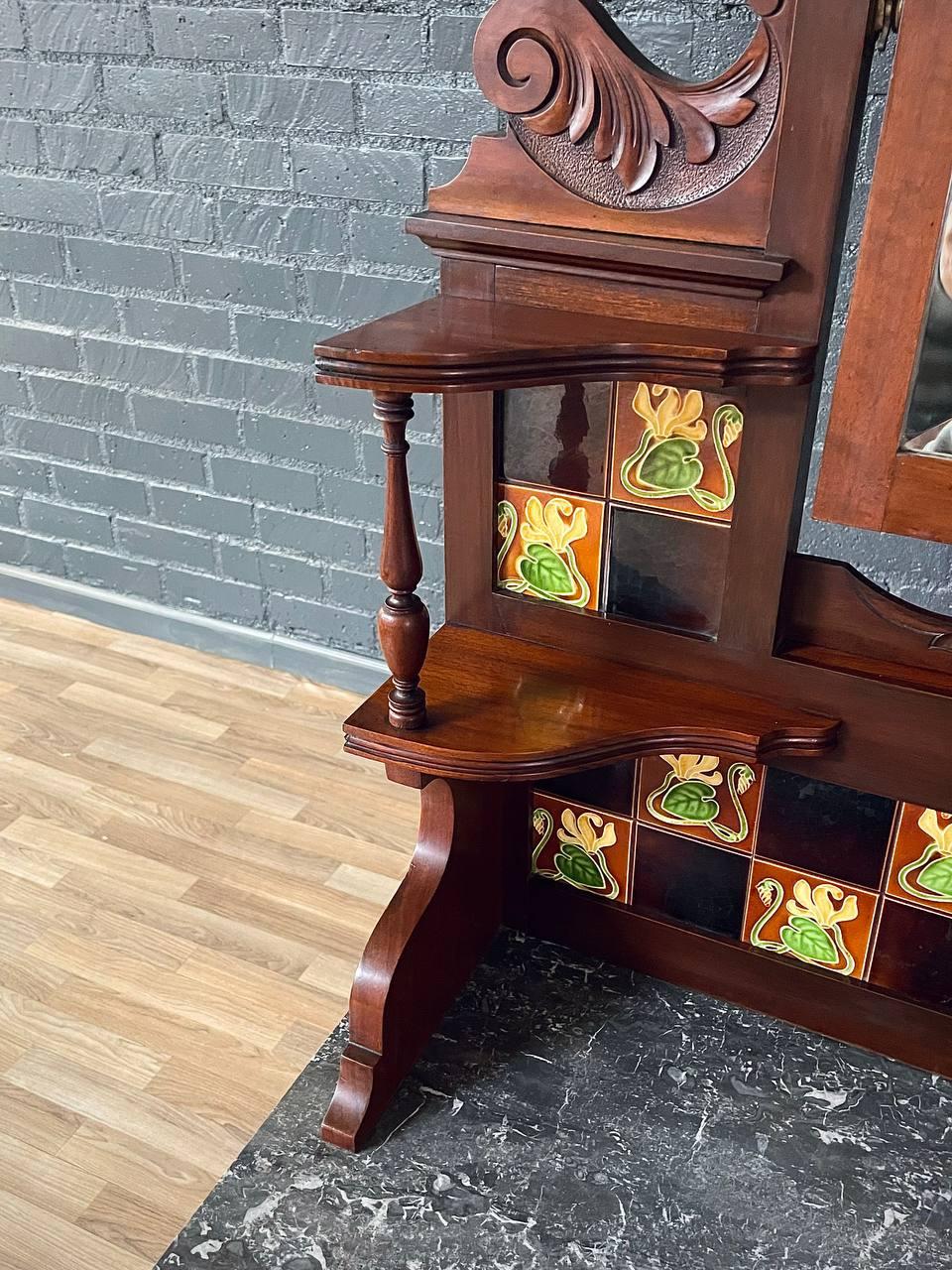 Lavabo Victoriano Eastlake con Encimera de Mármol Negro y Espejo y Azulejos Florales en Bueno estado para la venta en Los Angeles, CA