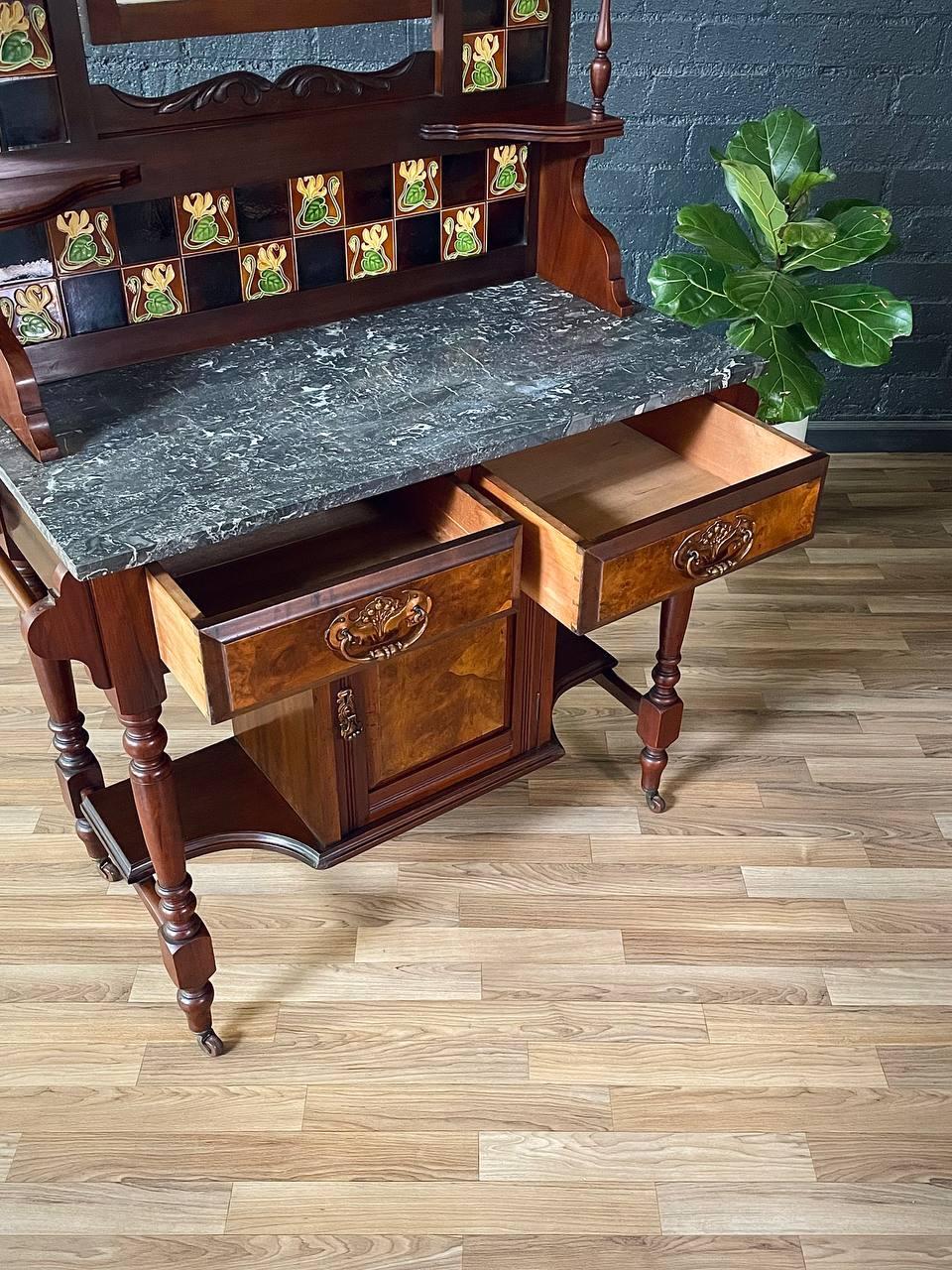 Lavabo Victoriano Eastlake con Encimera de Mármol Negro y Espejo y Azulejos Florales Cerámico en venta