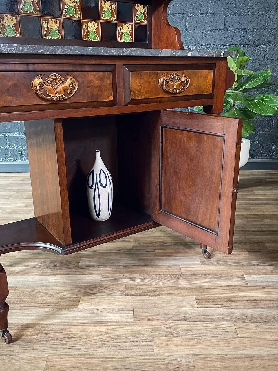 Lavabo Victoriano Eastlake con Encimera de Mármol Negro y Espejo y Azulejos Florales en venta 1