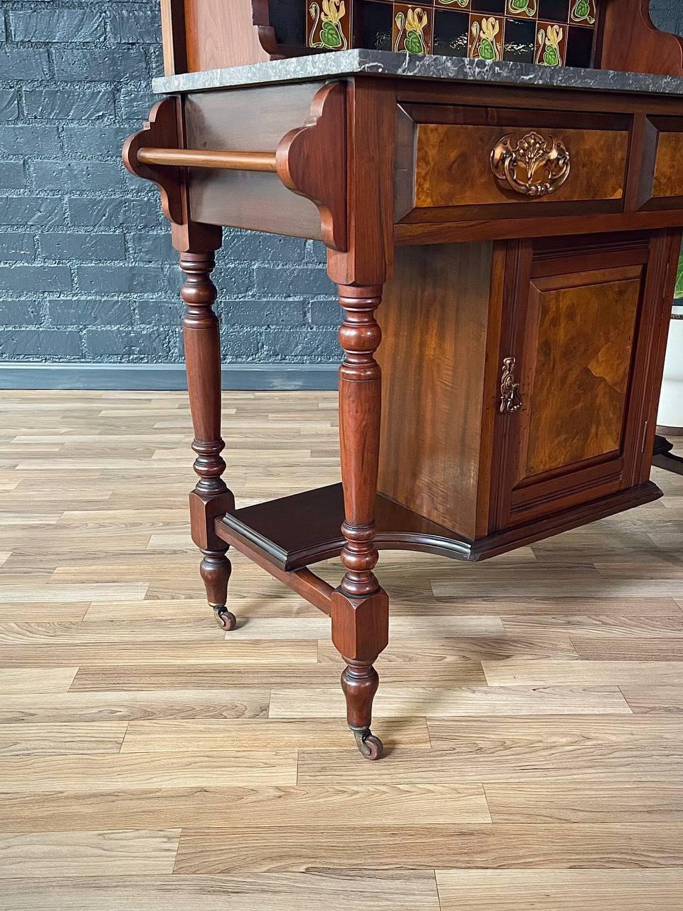 Lavabo Victoriano Eastlake con Encimera de Mármol Negro y Espejo y Azulejos Florales en venta 2