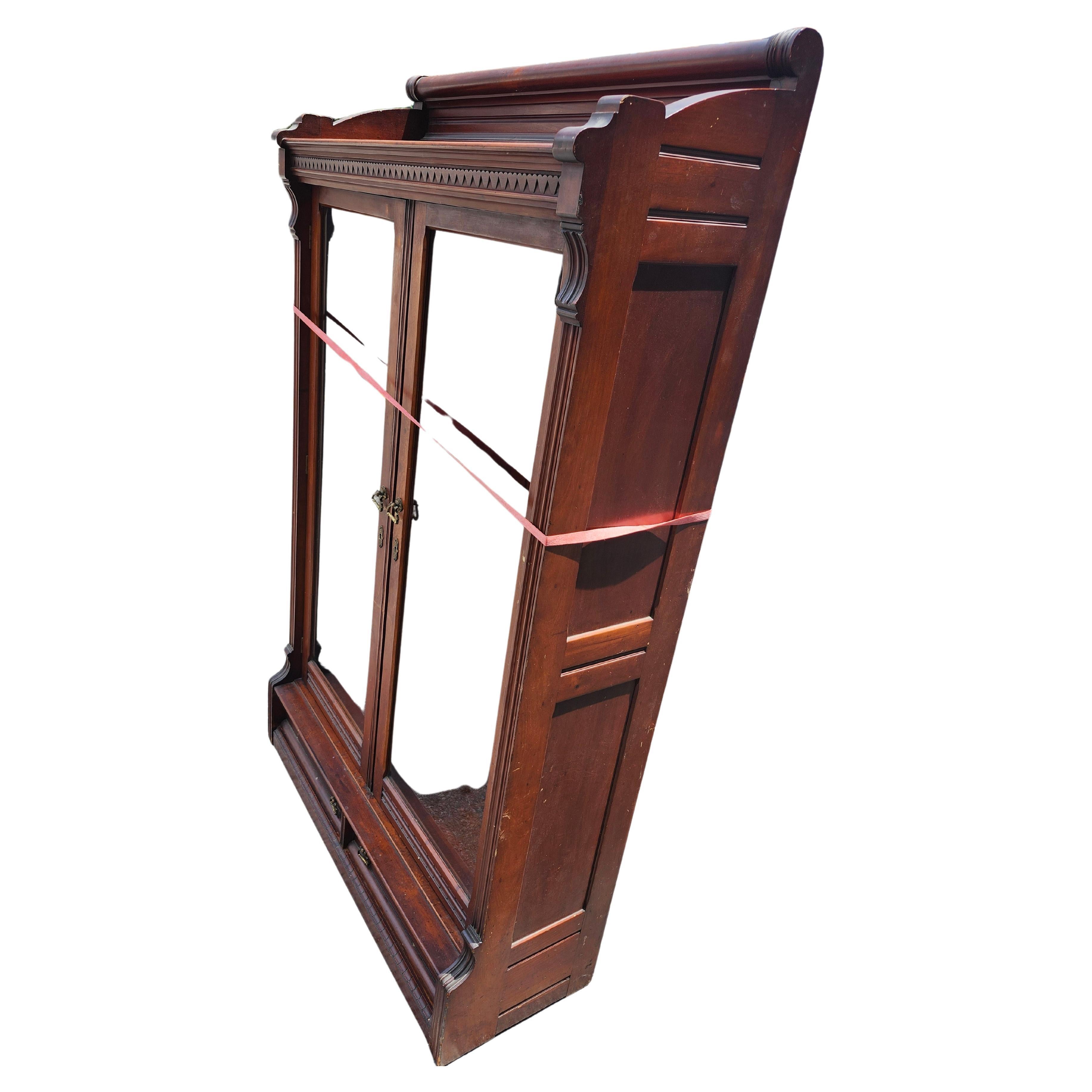 Librería Victoriana Eastlake de caoba de 2 puertas sobre 2 cajones con estantes originales en venta 2