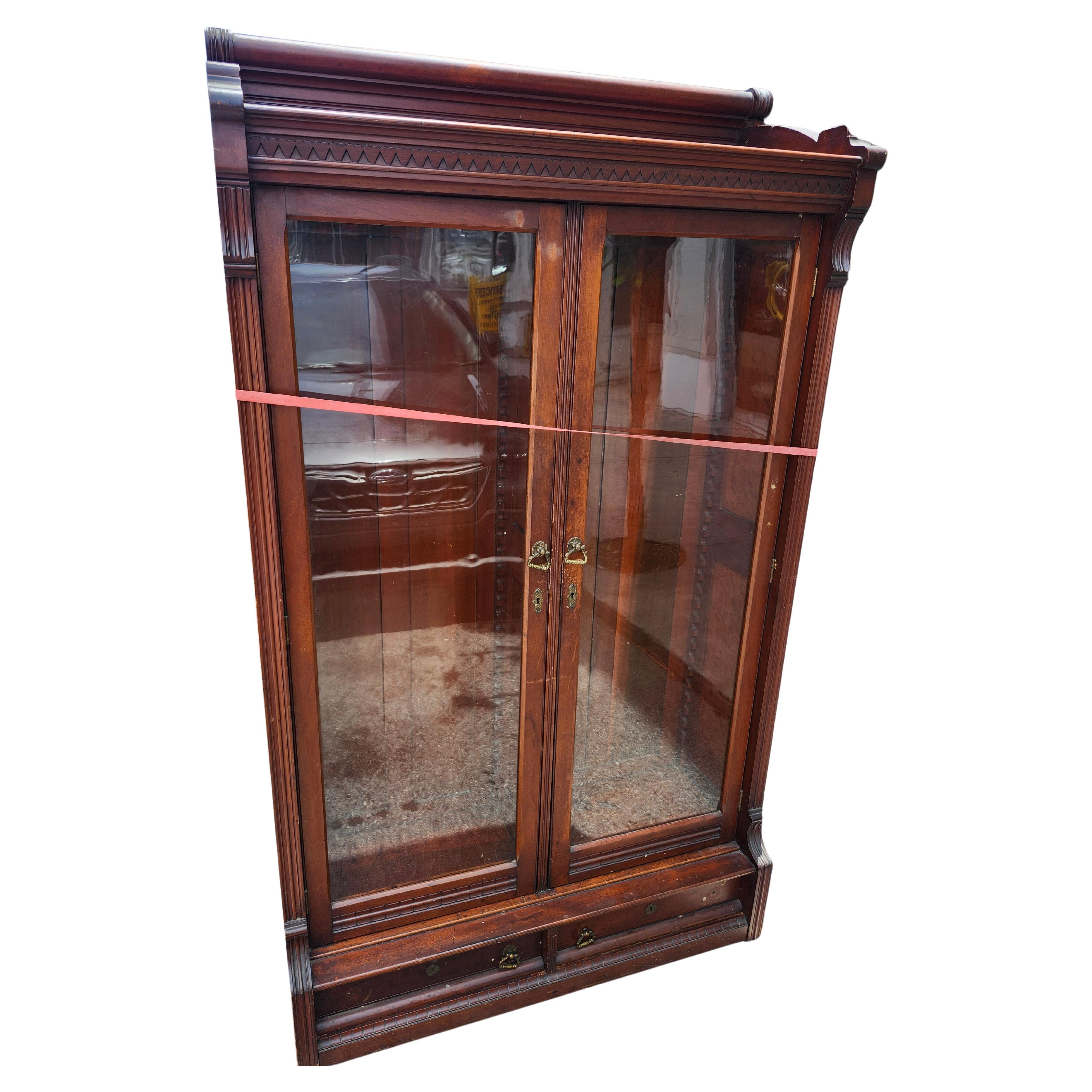 Librería Victoriana Eastlake de caoba de 2 puertas sobre 2 cajones con estantes originales en venta 4