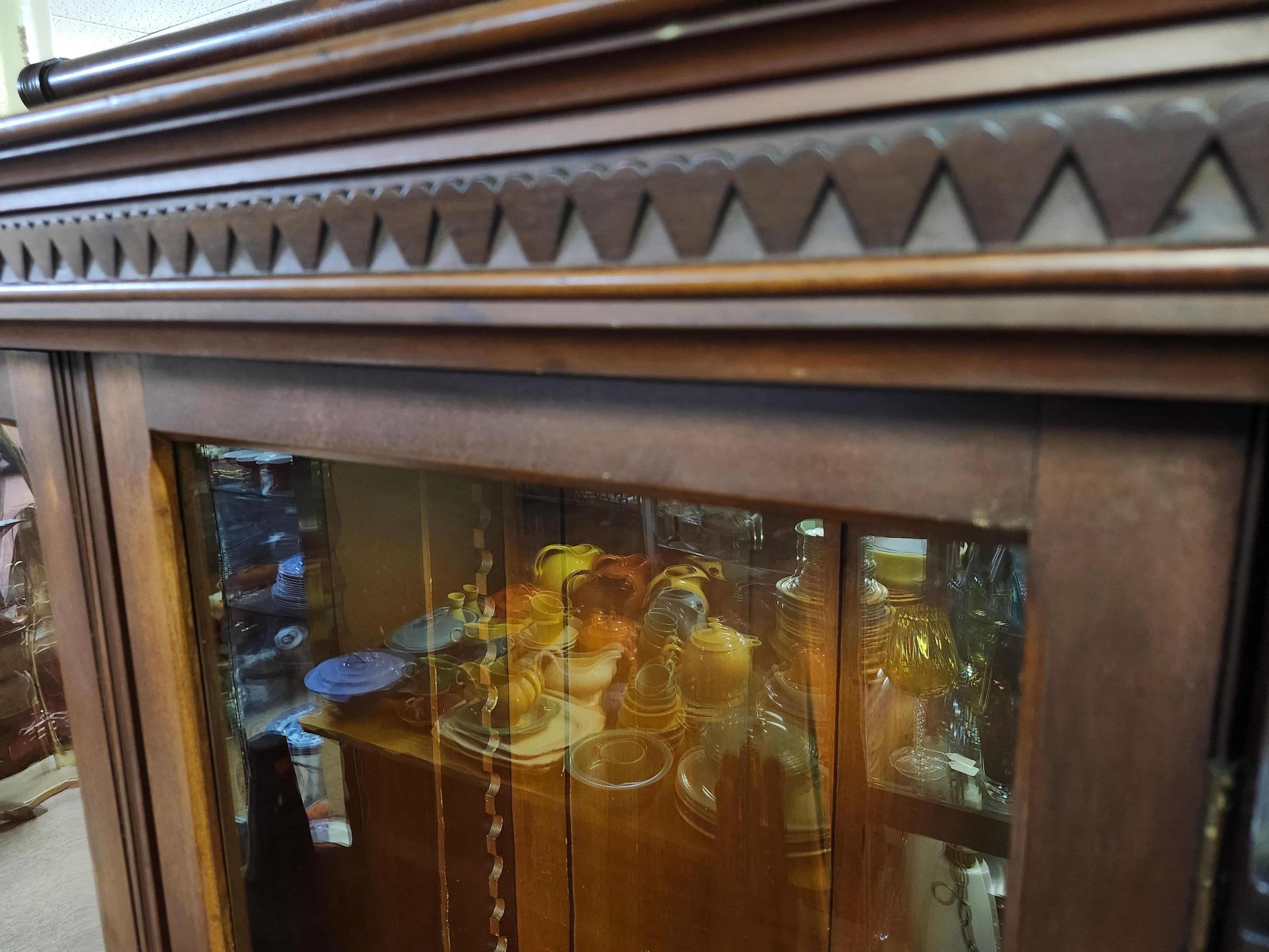 Librería Victoriana Eastlake de caoba de 2 puertas sobre 2 cajones con estantes originales en venta 5