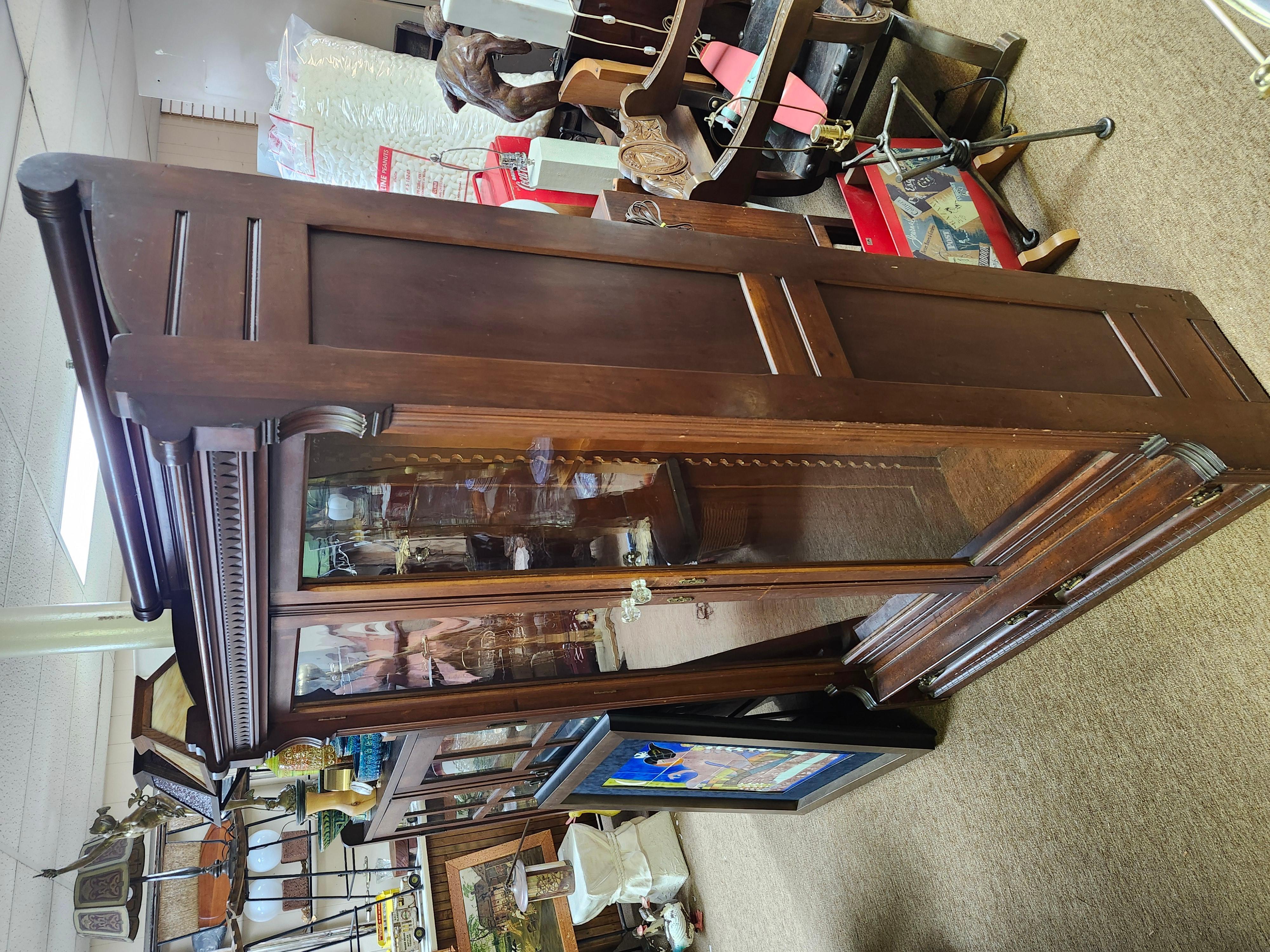 Librería Victoriana Eastlake de caoba de 2 puertas sobre 2 cajones con estantes originales en venta 6
