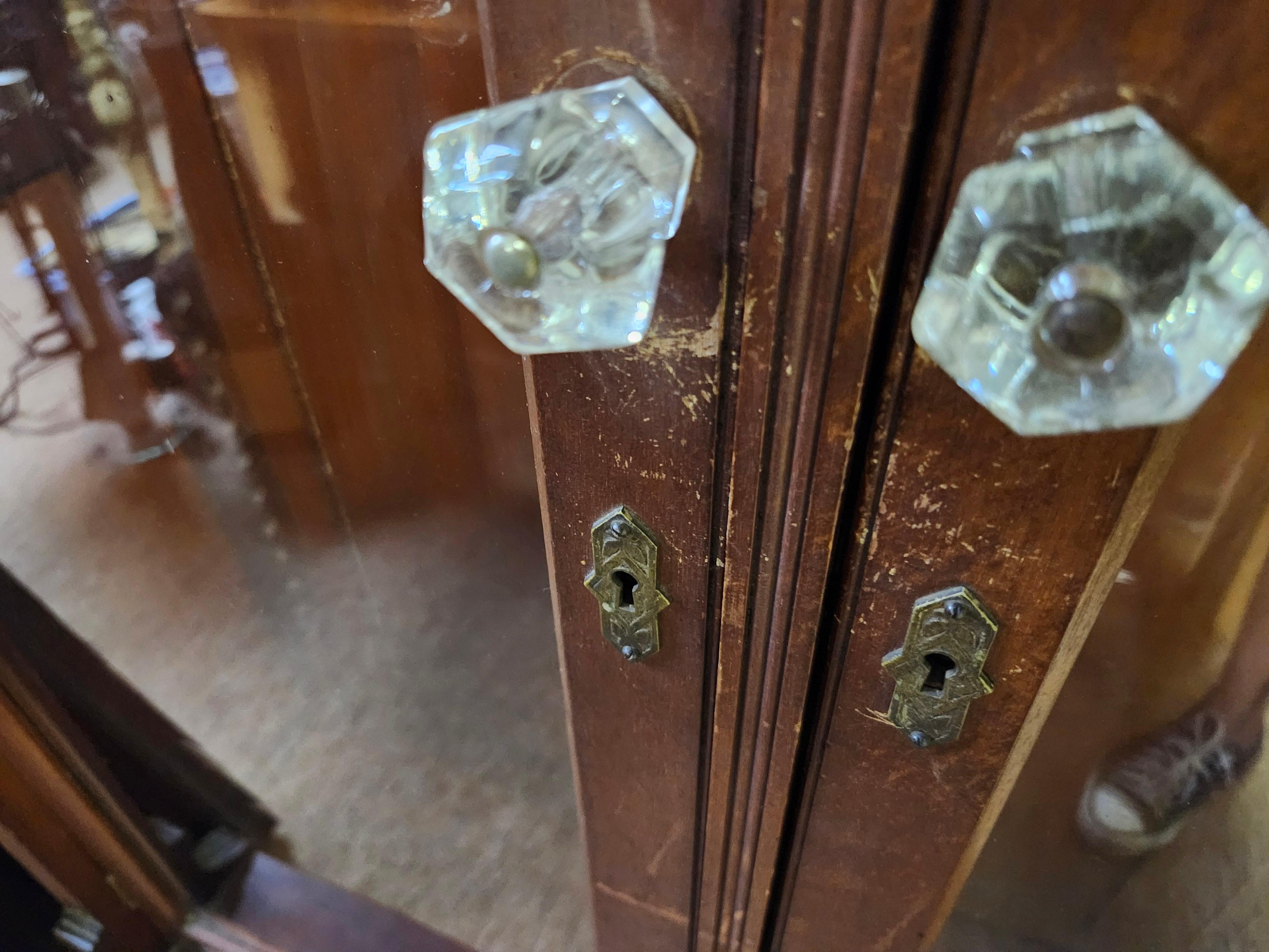 Librería Victoriana Eastlake de caoba de 2 puertas sobre 2 cajones con estantes originales en venta 7