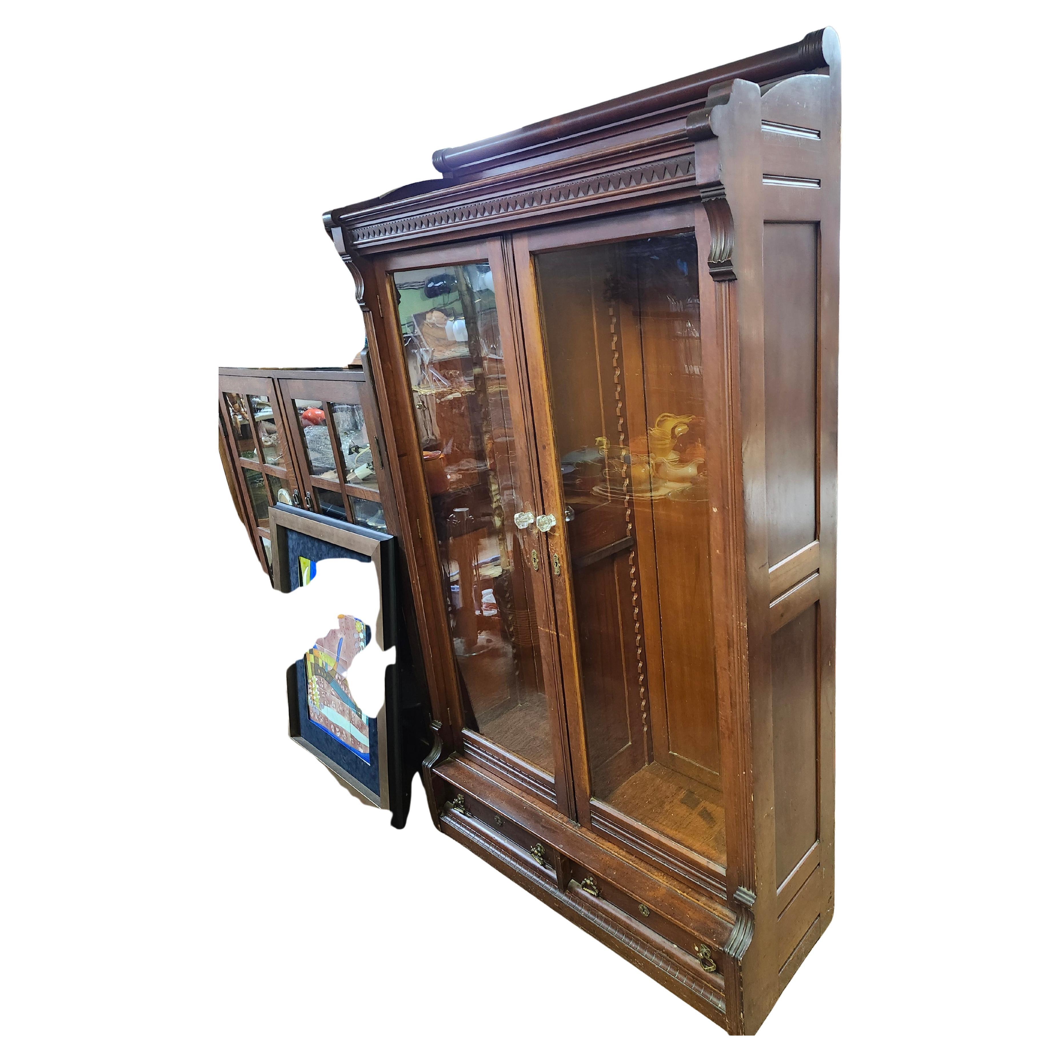 Fantástica librería victoriana Eastlake de caoba de 2 puertas y 2 cajones, toda original y en excelente estado antiguo con un desgaste mínimo en el acabado. Algún desgaste menor, pero nada reseñable. Los pomos de cristal de las puertas posiblemente