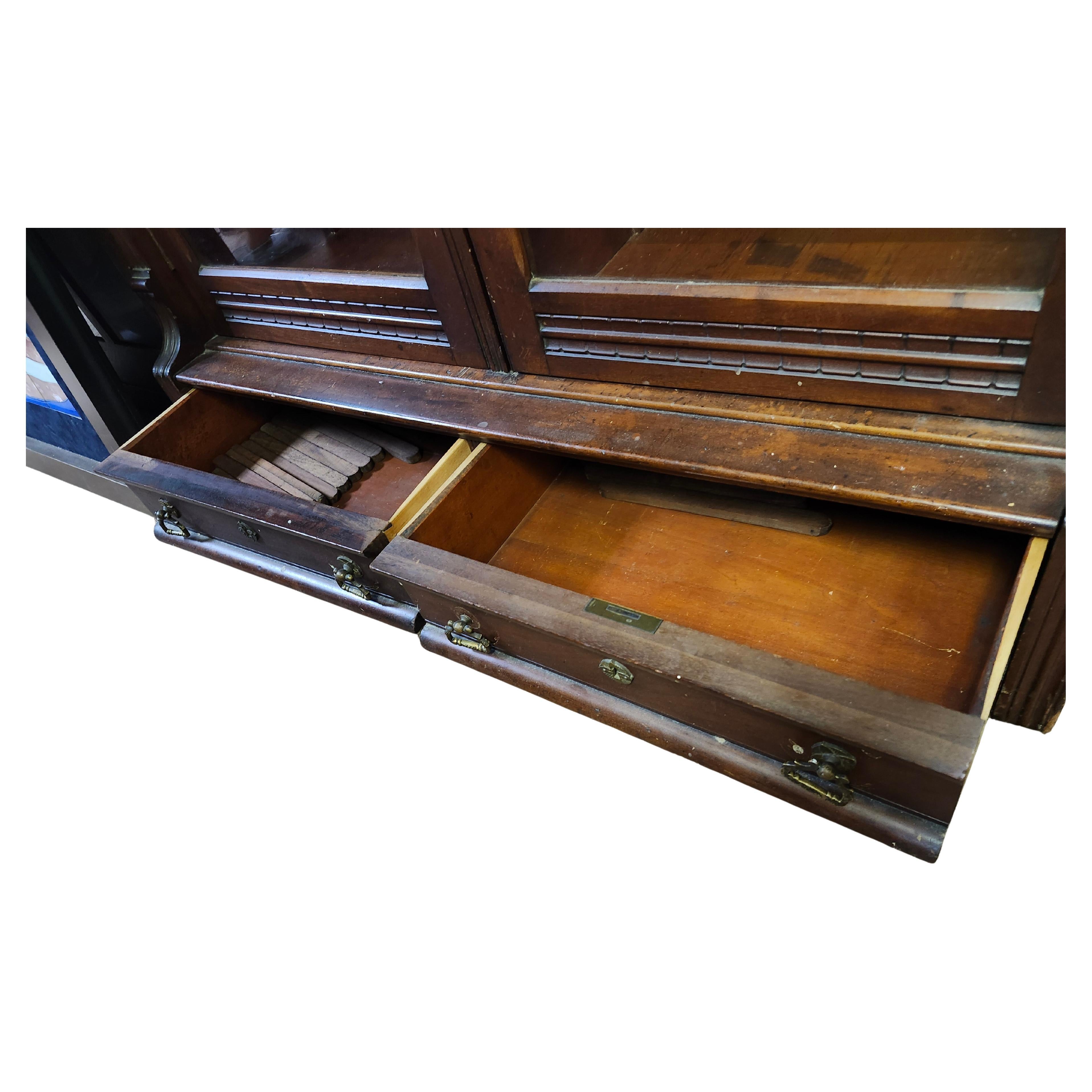 Librería Victoriana Eastlake de caoba de 2 puertas sobre 2 cajones con estantes originales Victoriano tardío en venta
