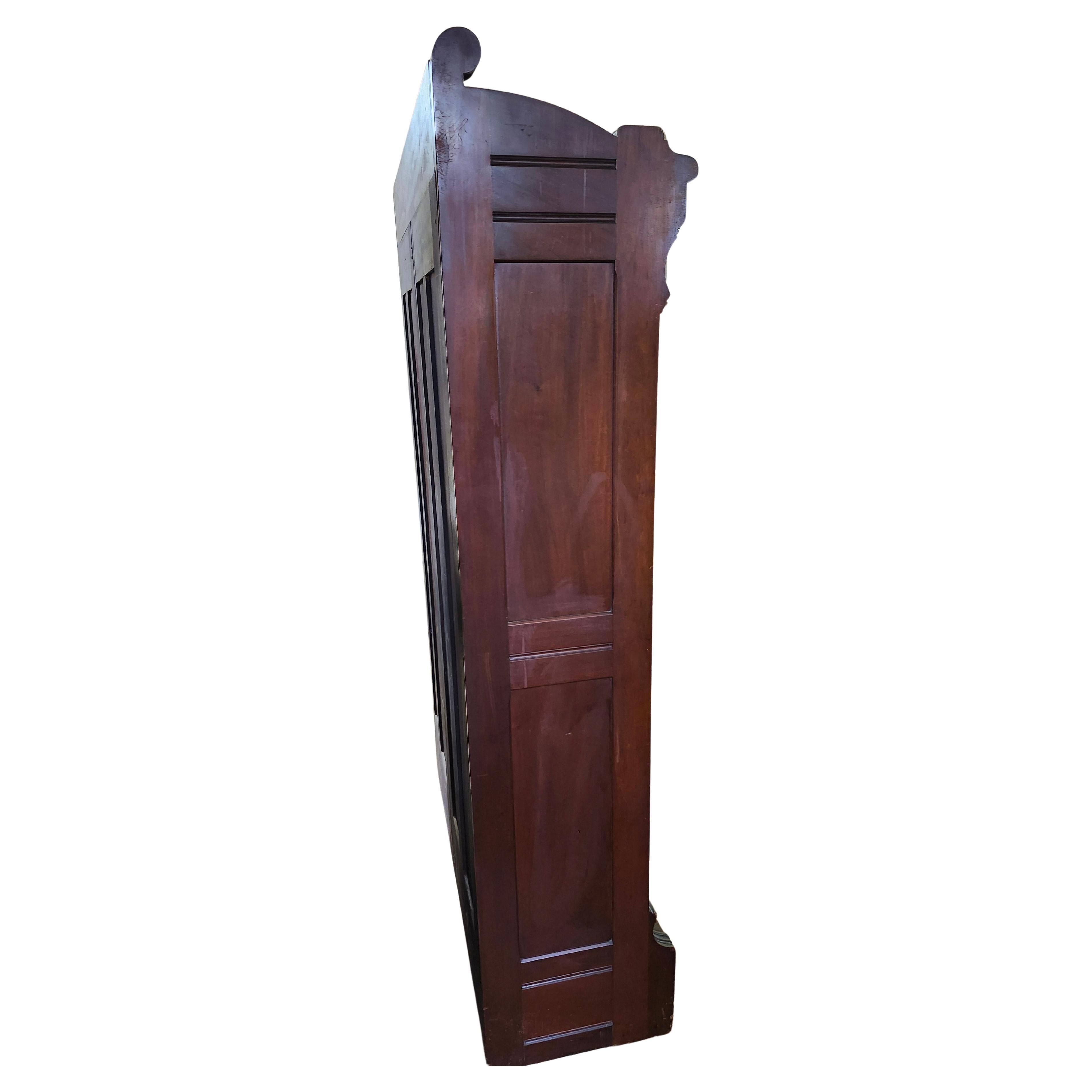 Librería Victoriana Eastlake de caoba de 2 puertas sobre 2 cajones con estantes originales Fines del siglo XIX en venta