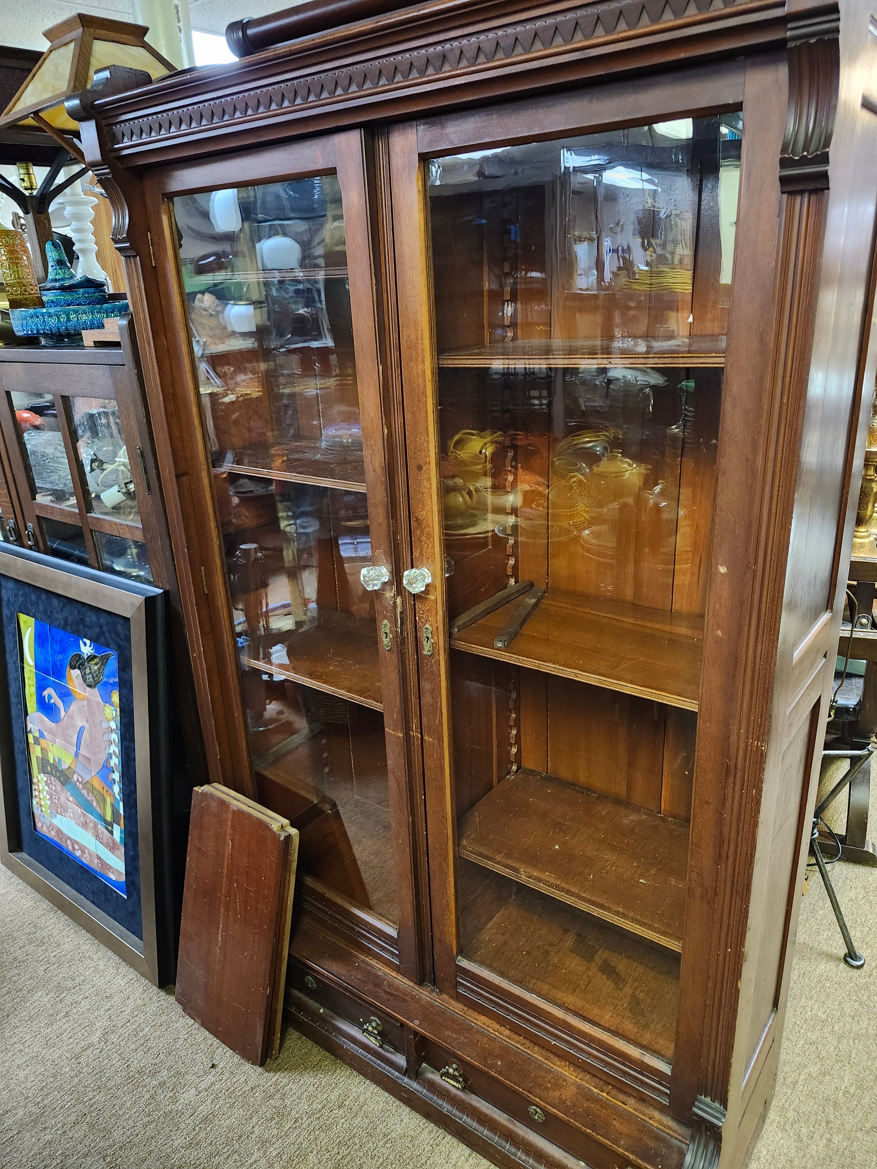 Librería Victoriana Eastlake de caoba de 2 puertas sobre 2 cajones con estantes originales Latón en venta
