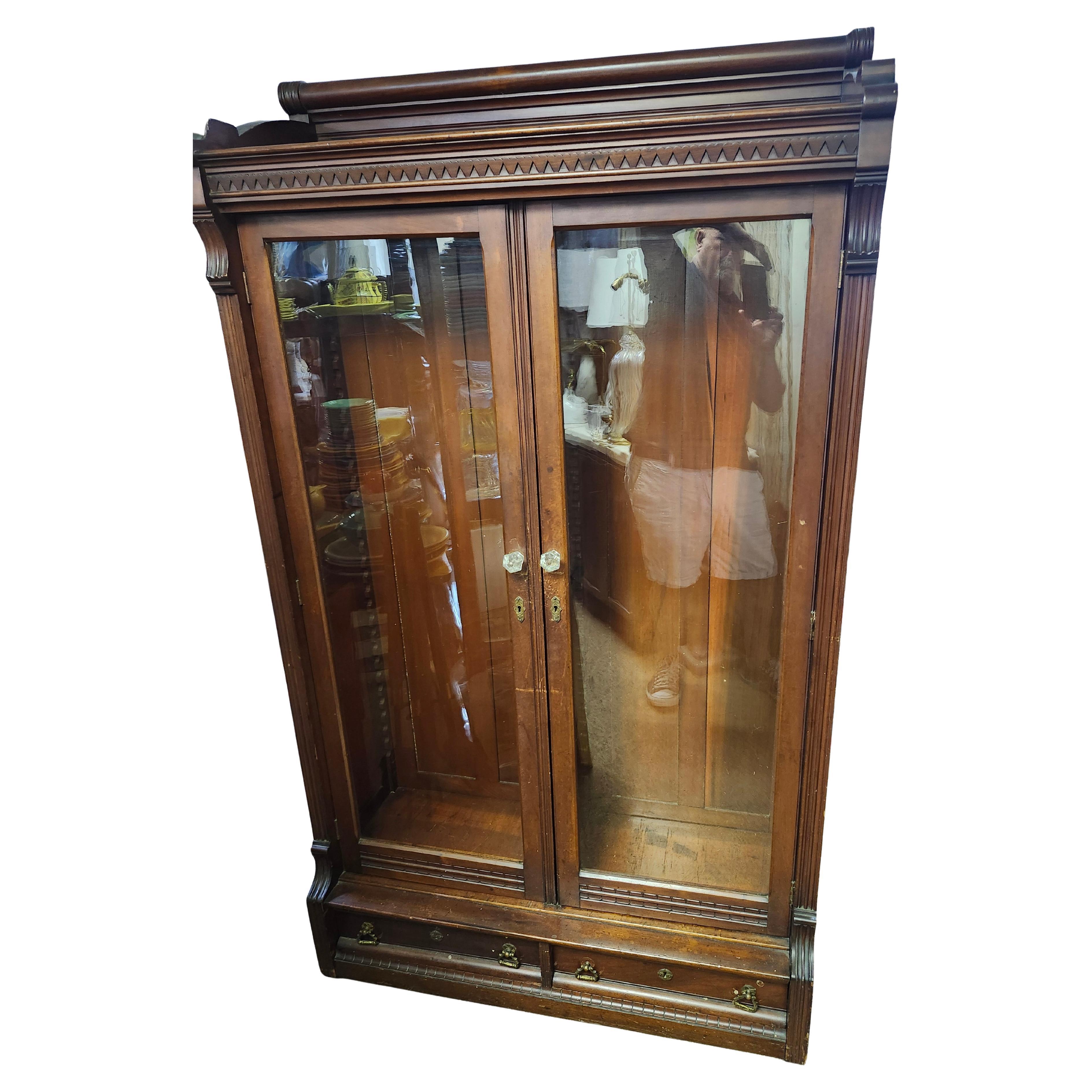 Librería Victoriana Eastlake de caoba de 2 puertas sobre 2 cajones con estantes originales en venta