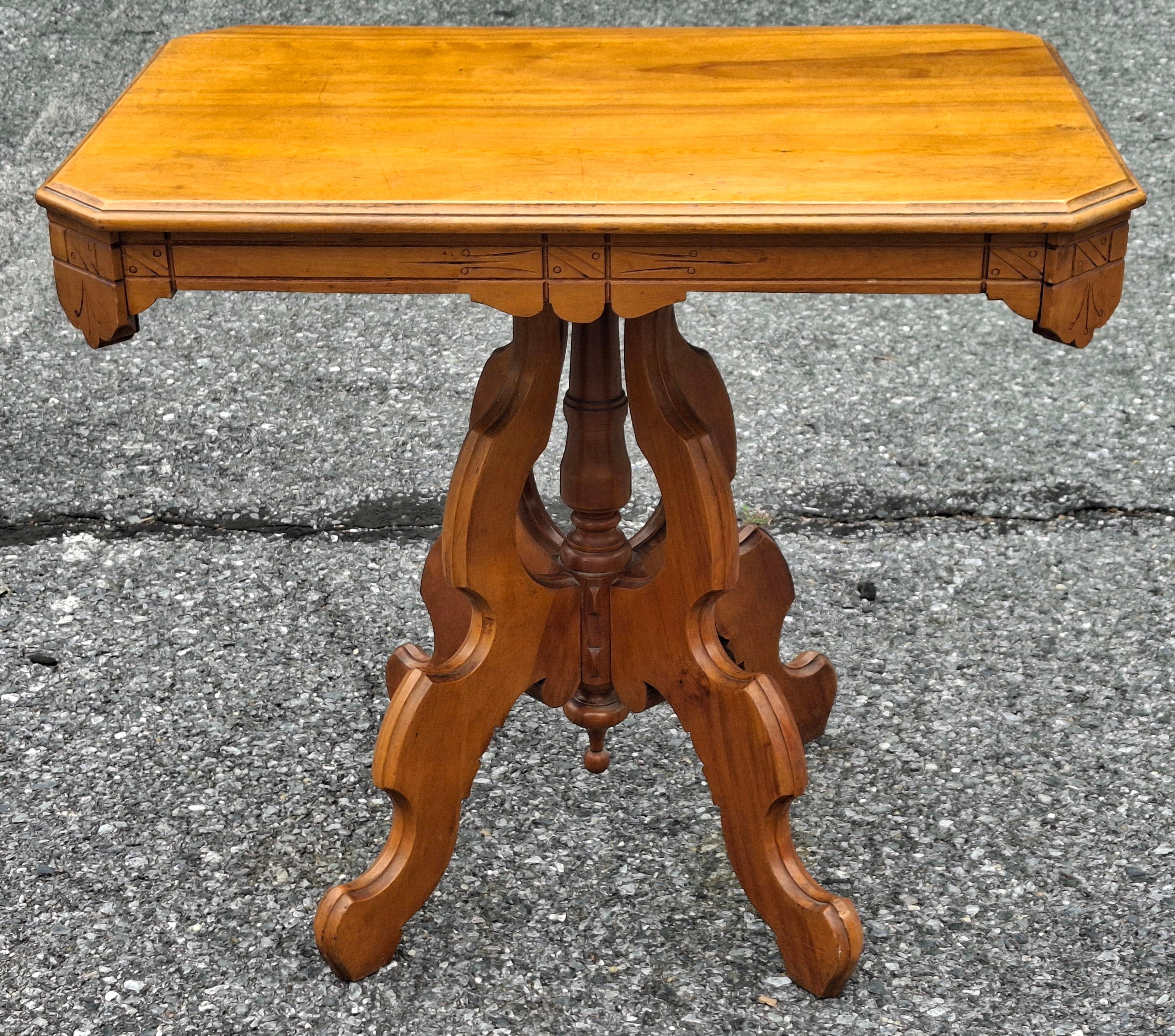 Mesa de centro de caoba y tapa de arce de estilo victoriano Eastlake.
Mide 27,5