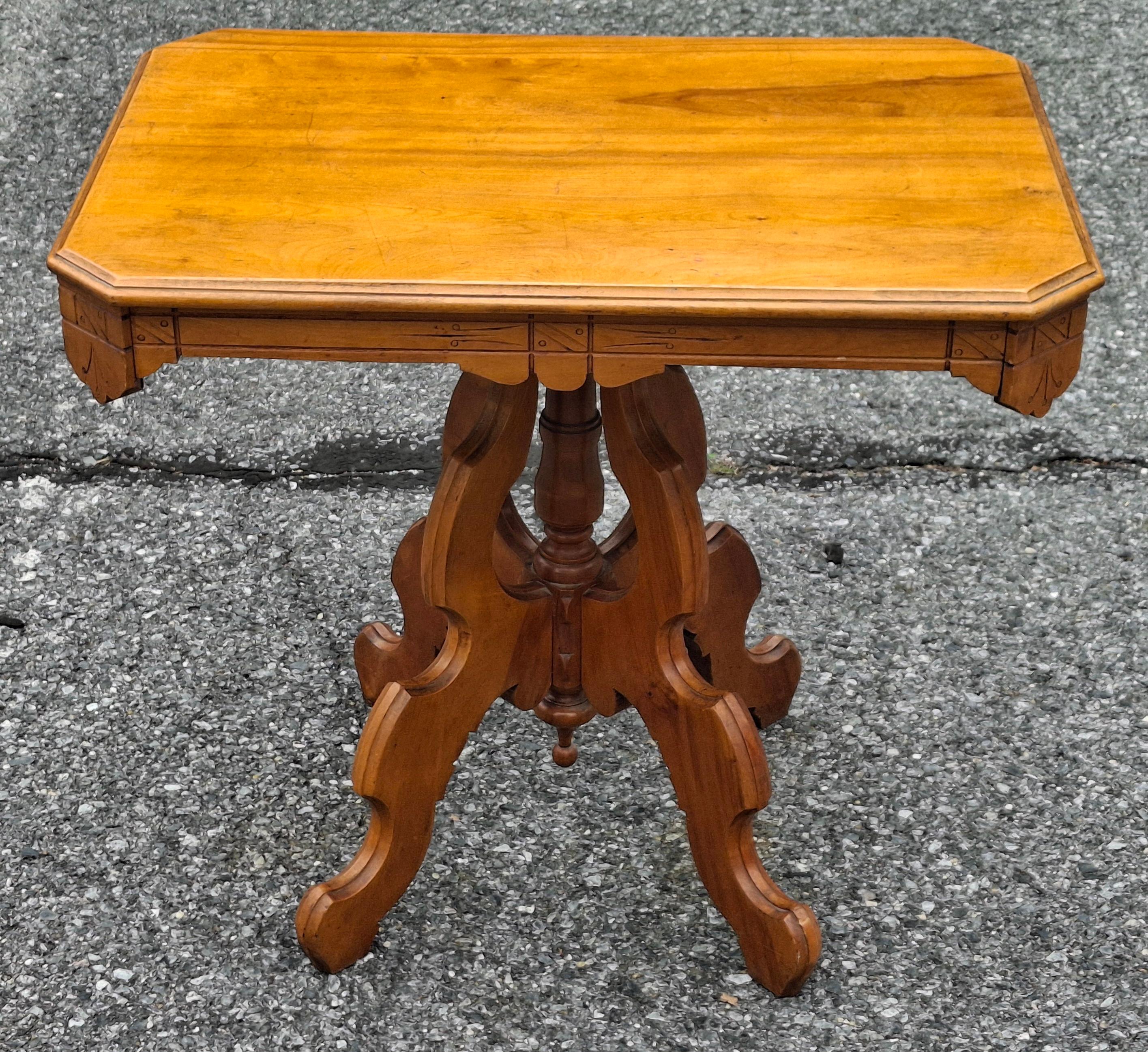 Mesa Victoriana con Tablero de Caoba y Arce Estilo Eastlake Estadounidense en venta