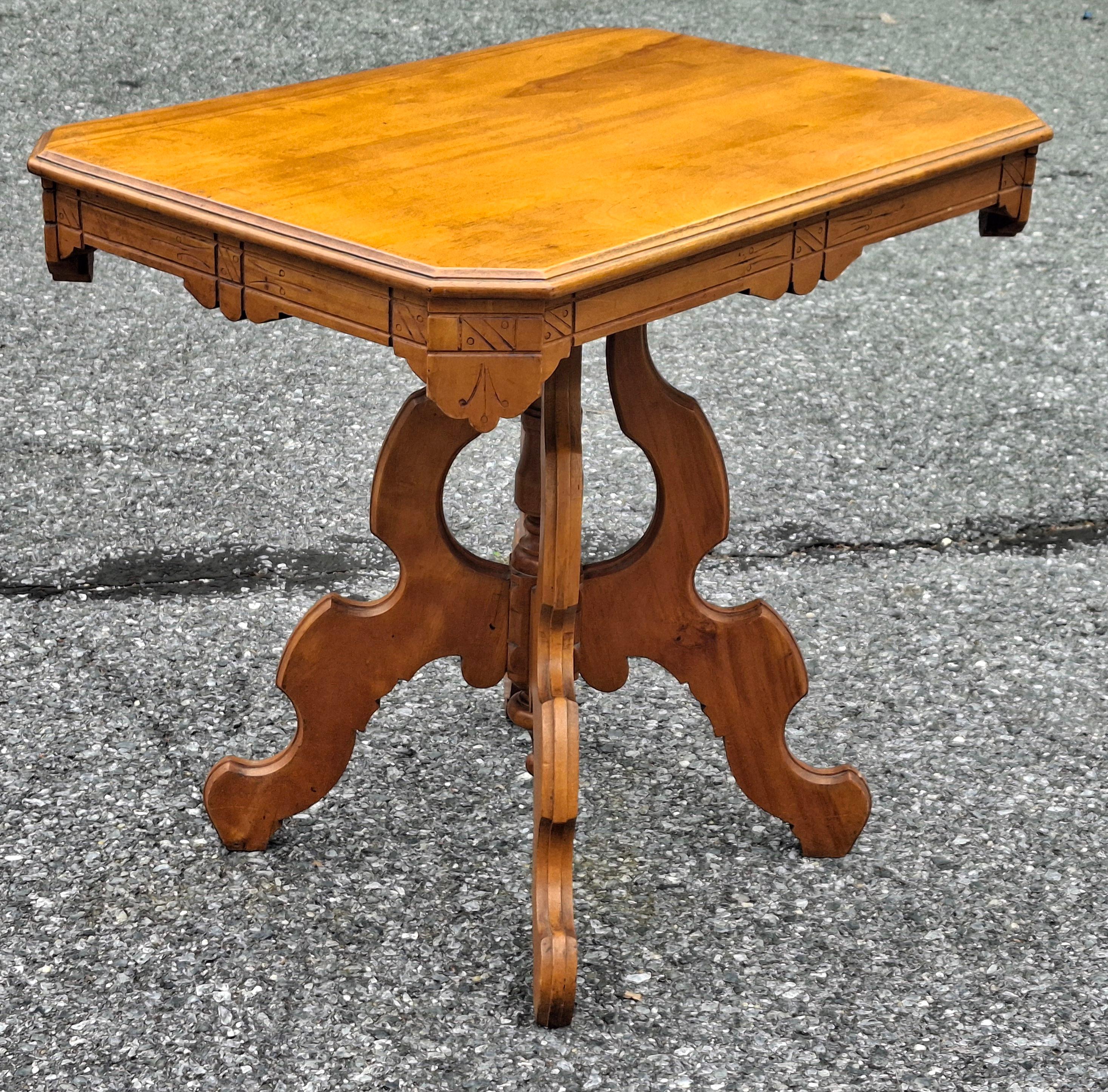 Mesa Victoriana con Tablero de Caoba y Arce Estilo Eastlake Tallado en venta