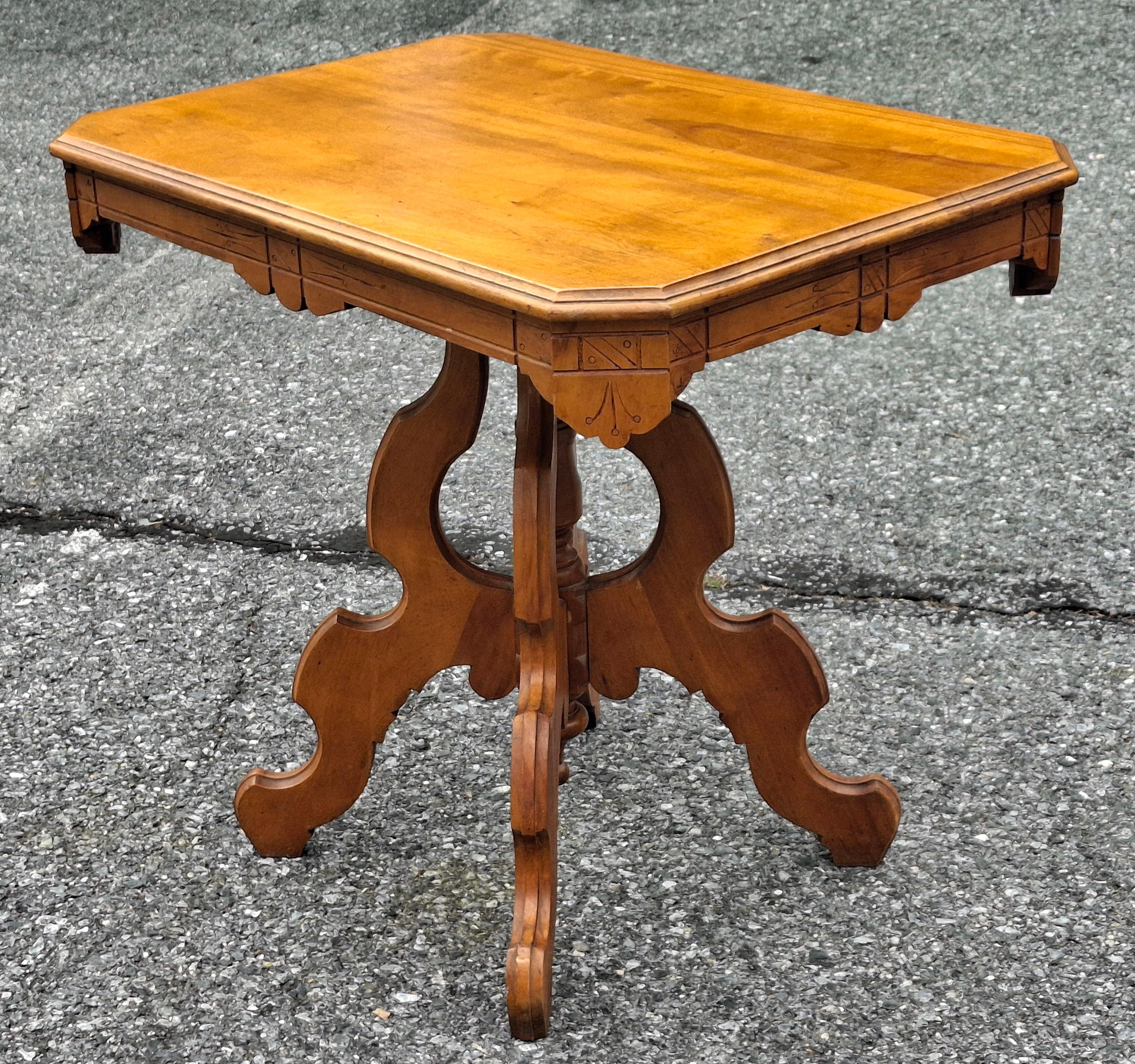 Mesa Victoriana con Tablero de Caoba y Arce Estilo Eastlake en Bueno estado para la venta en Germantown, MD