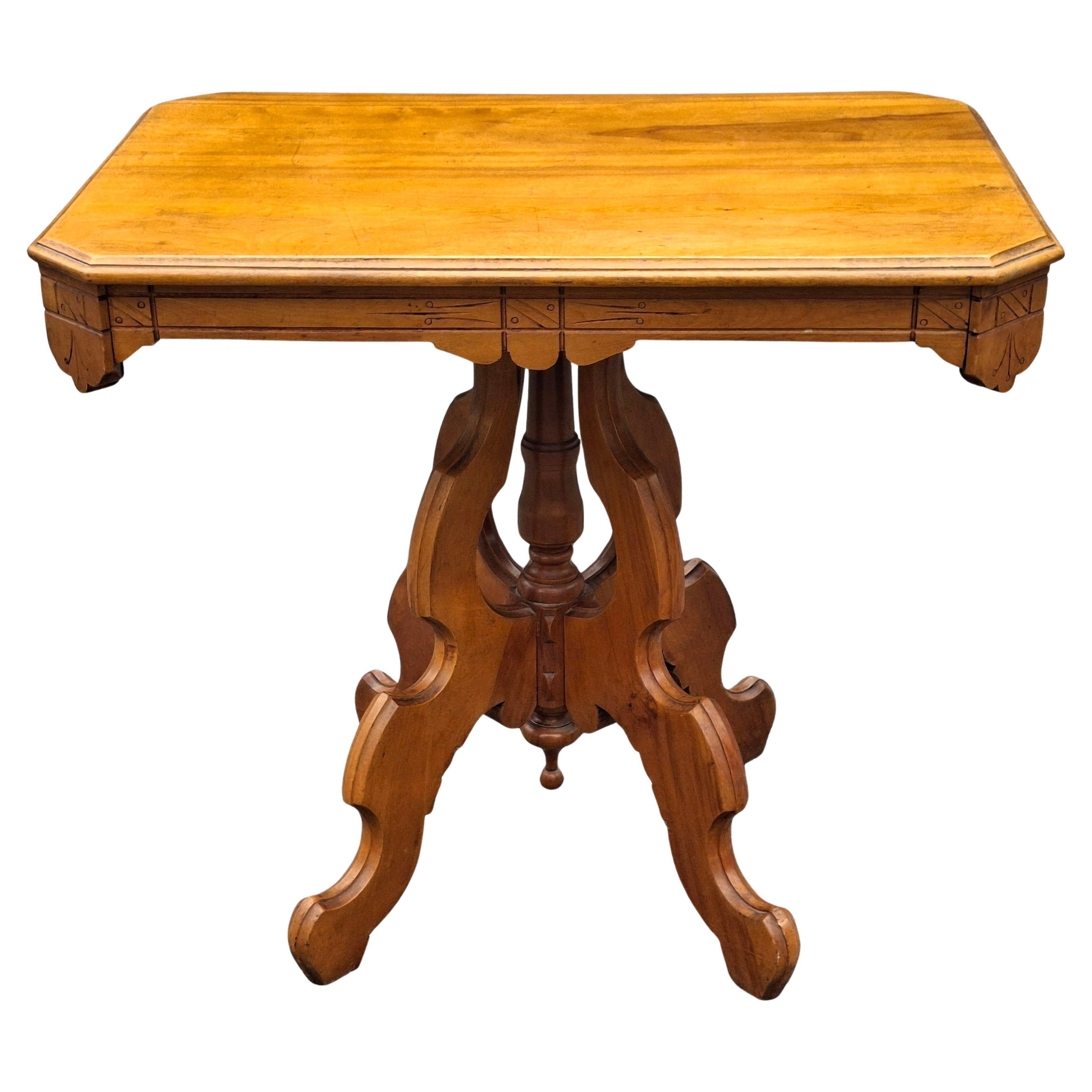 Mesa Victoriana con Tablero de Caoba y Arce Estilo Eastlake en venta