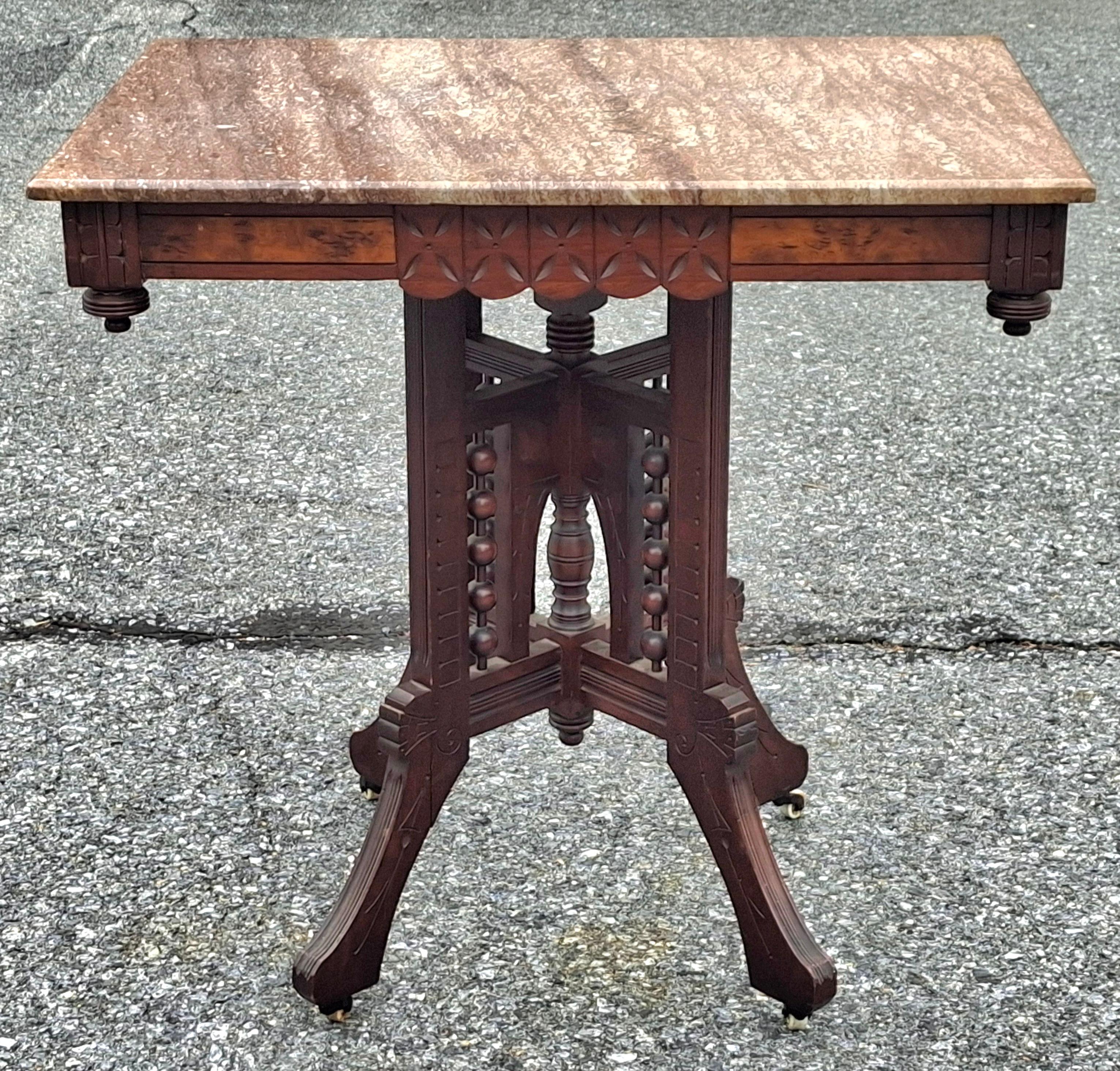 Mesa de centro rodante victoriana estilo Eastlake de nogal y tapa de mármol
Mide 31