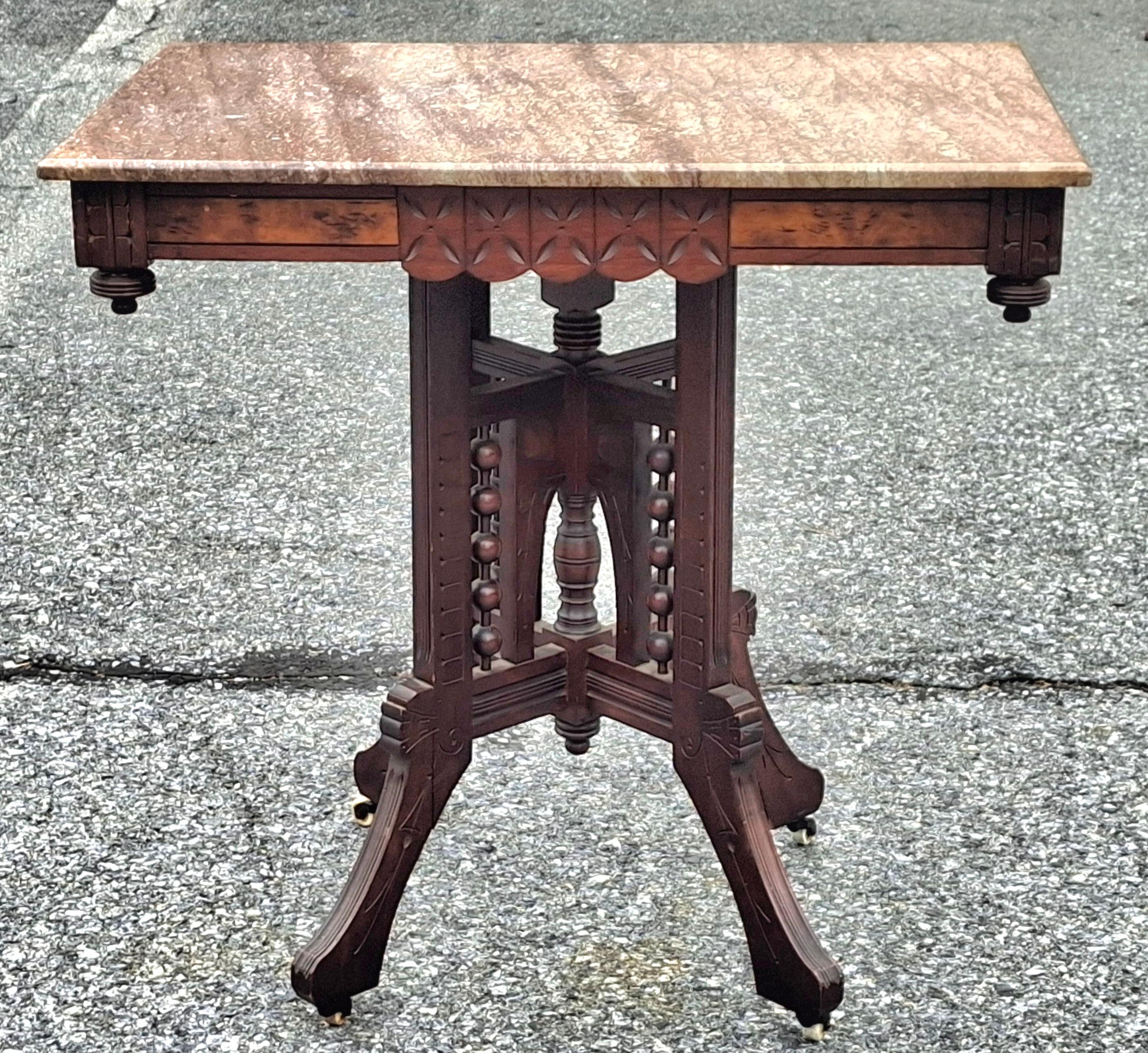 Mesa de centro rodante victoriana estilo Eastlake de nogal y tapa de mármol Victoriano en venta