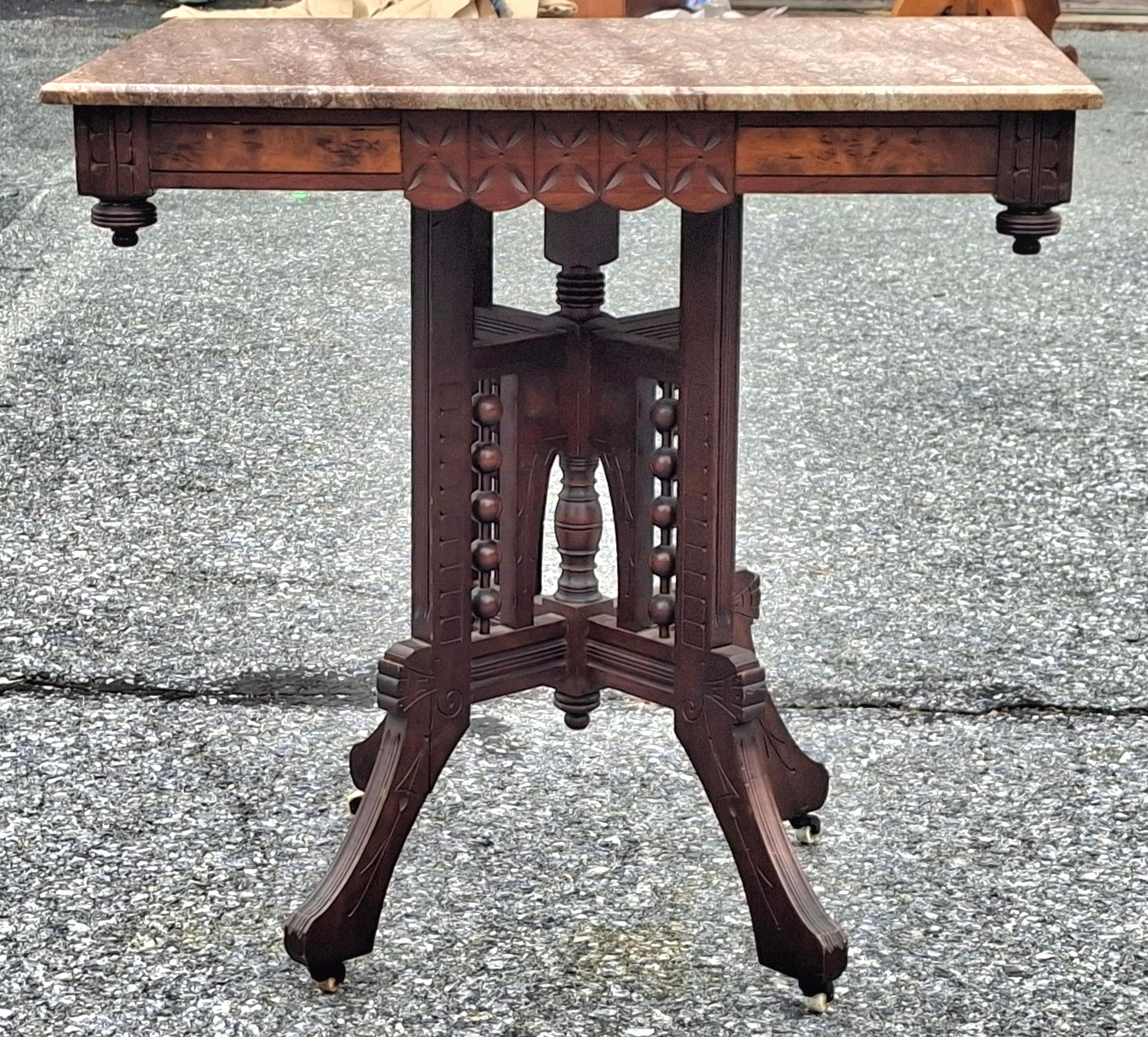 Mesa de centro rodante victoriana estilo Eastlake de nogal y tapa de mármol Estadounidense en venta
