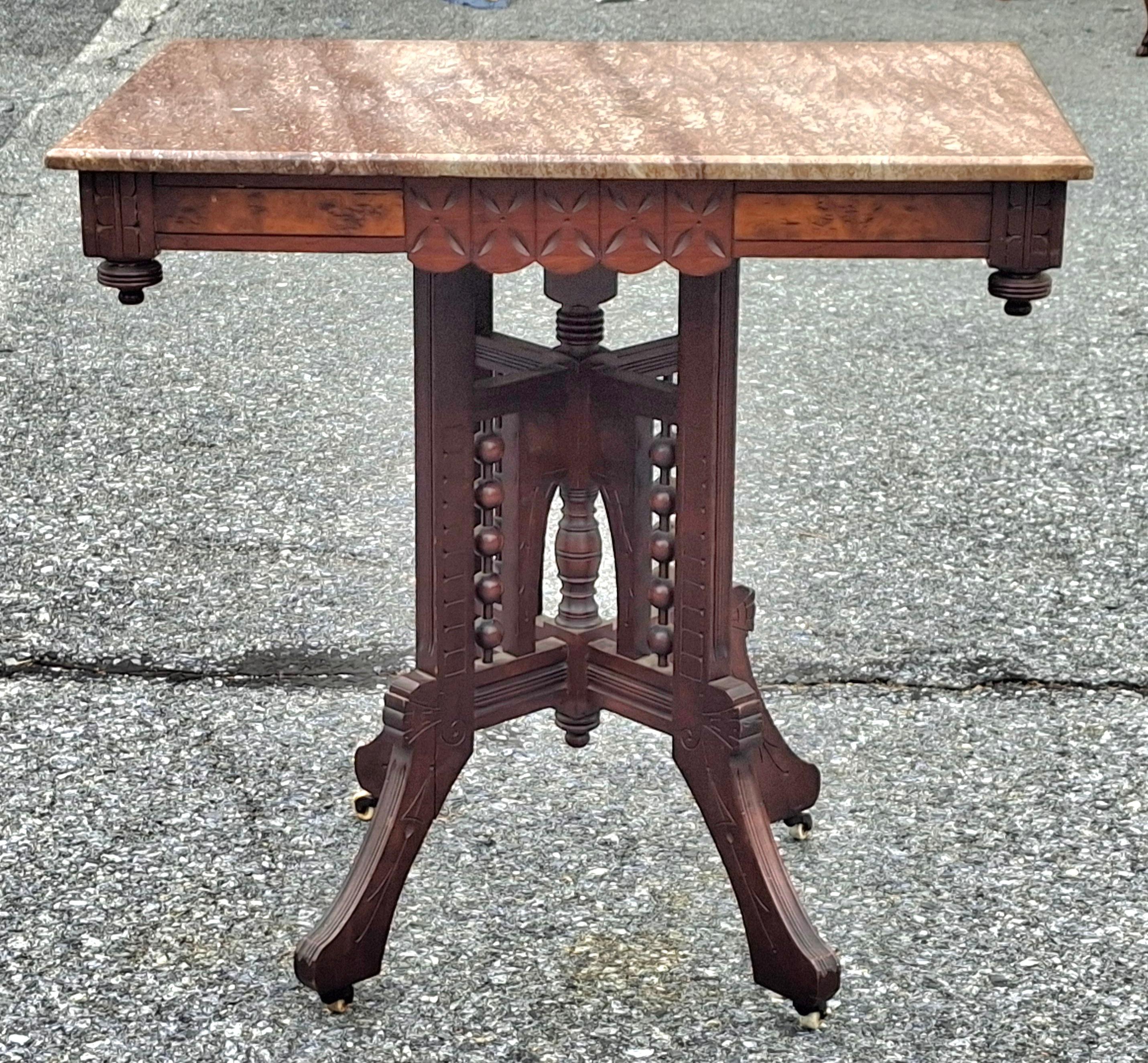 Mesa de centro rodante victoriana estilo Eastlake de nogal y tapa de mármol Manchado en venta