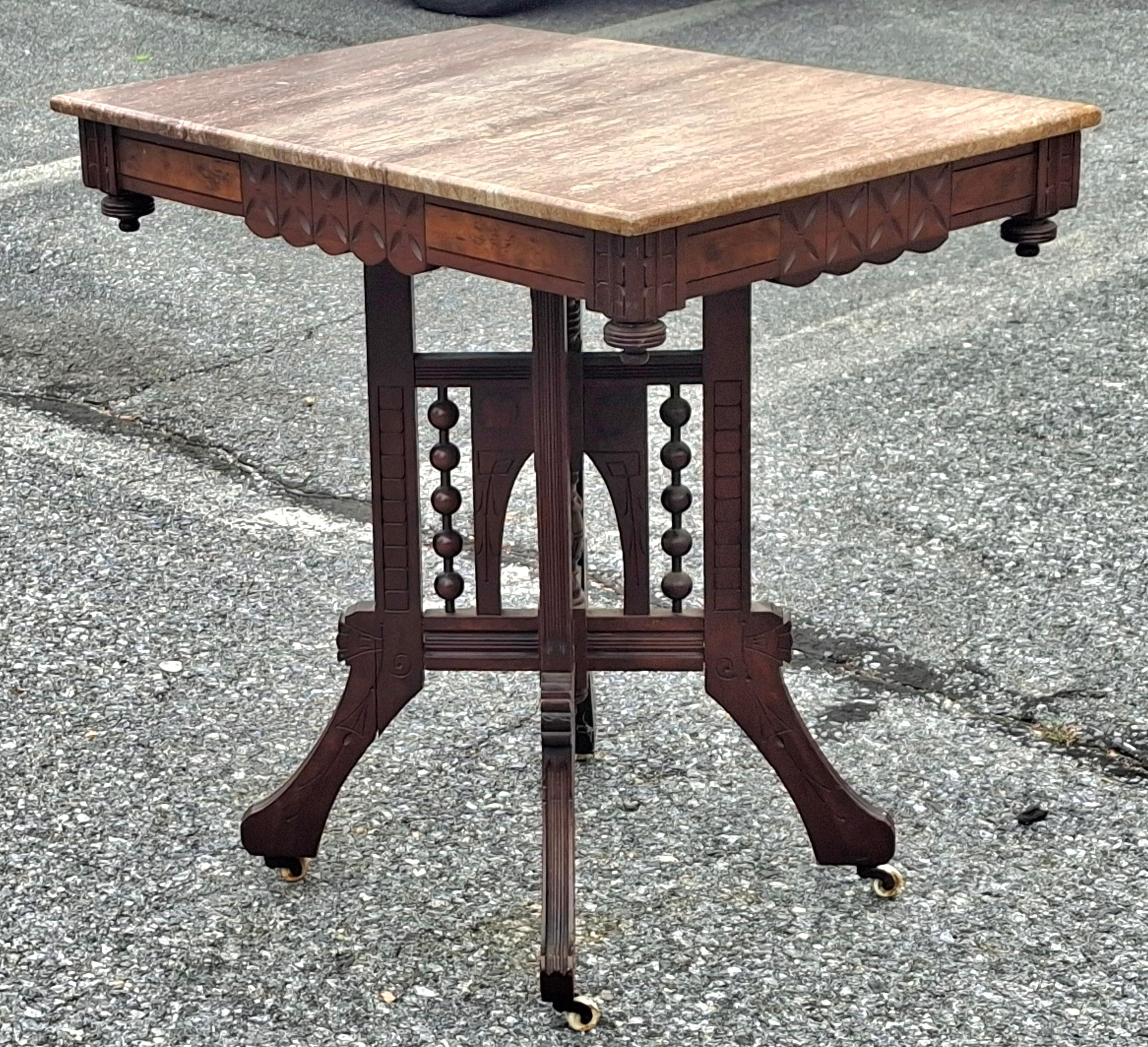 Mesa de centro rodante victoriana estilo Eastlake de nogal y tapa de mármol en Bueno estado para la venta en Germantown, MD