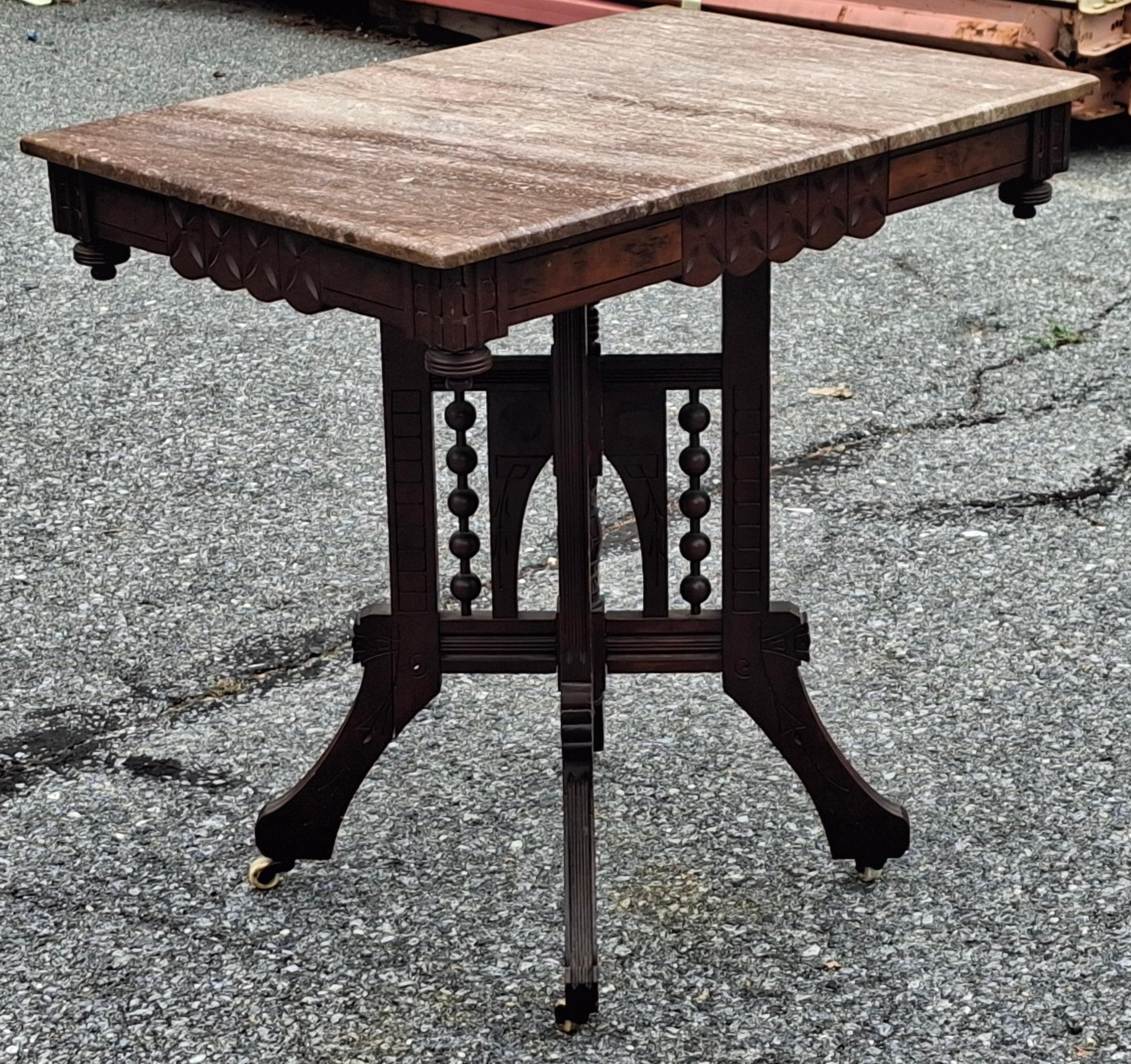 Mesa de centro rodante victoriana estilo Eastlake de nogal y tapa de mármol siglo XIX en venta