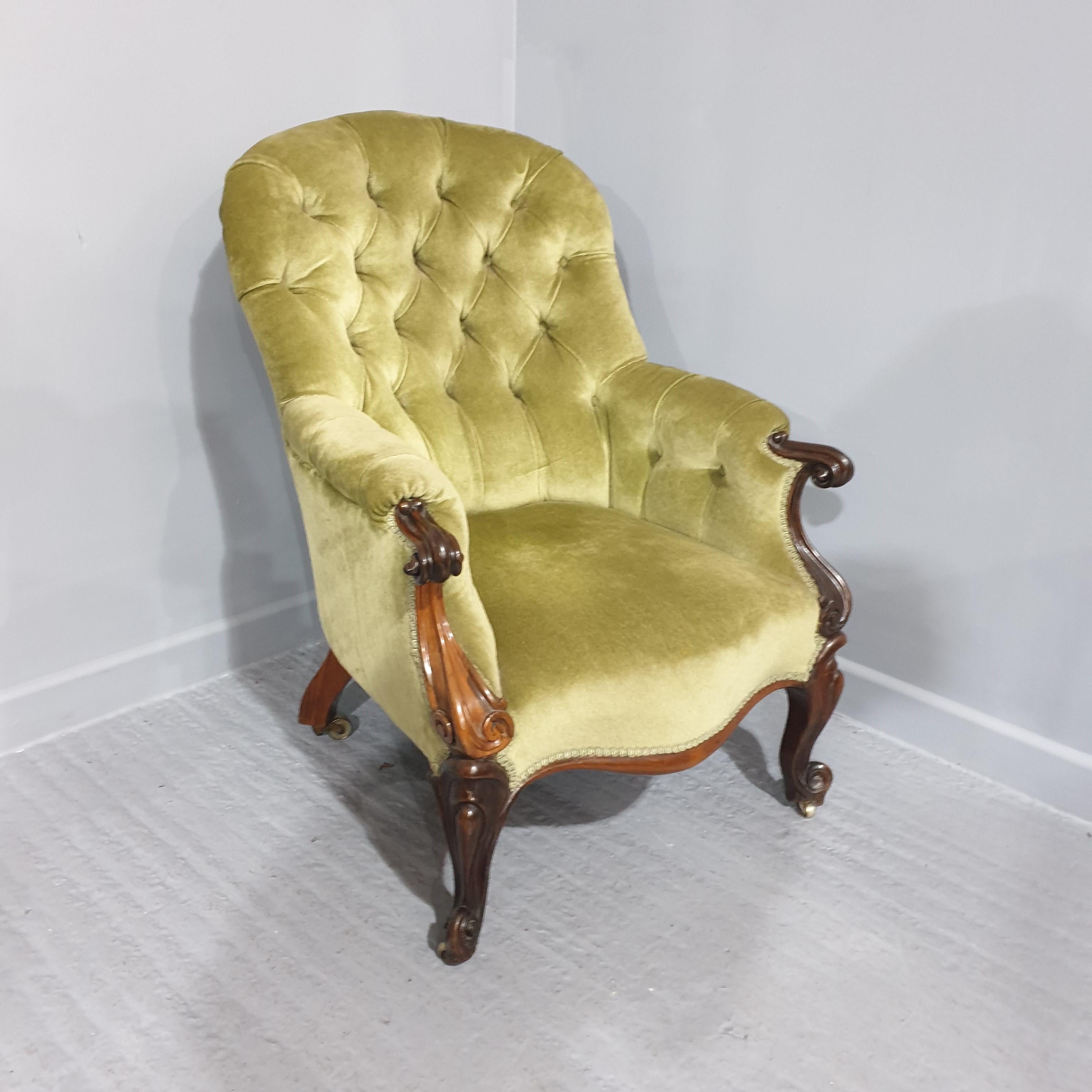 Maravilloso sillón de biblioteca victoriano de palisandro y felpa verde, sobre ruedas de latón originales, en excelente estado general.