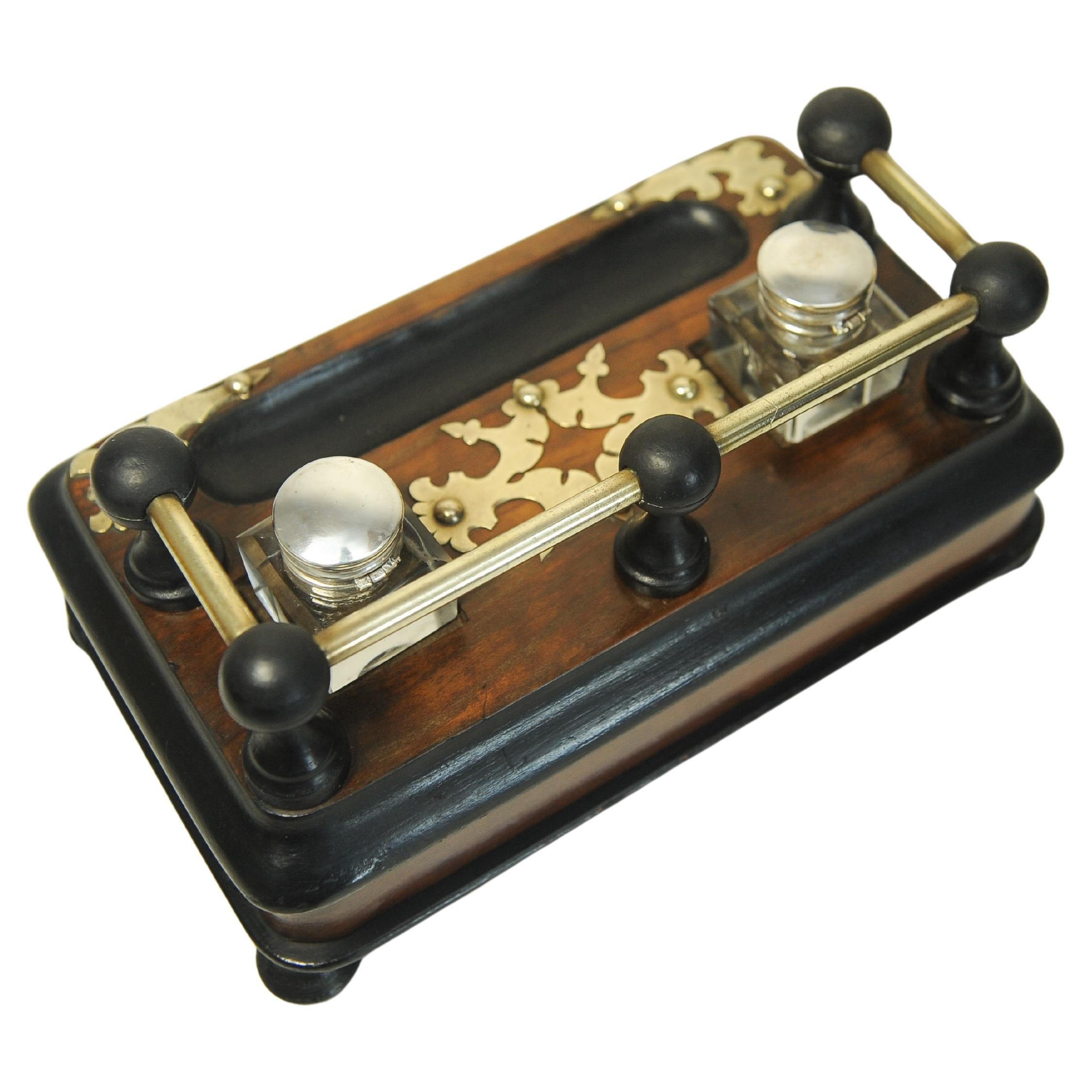 Ensemble de bureau victorien avec deux encriers en verre taillé et décorés de laiton en vente 2