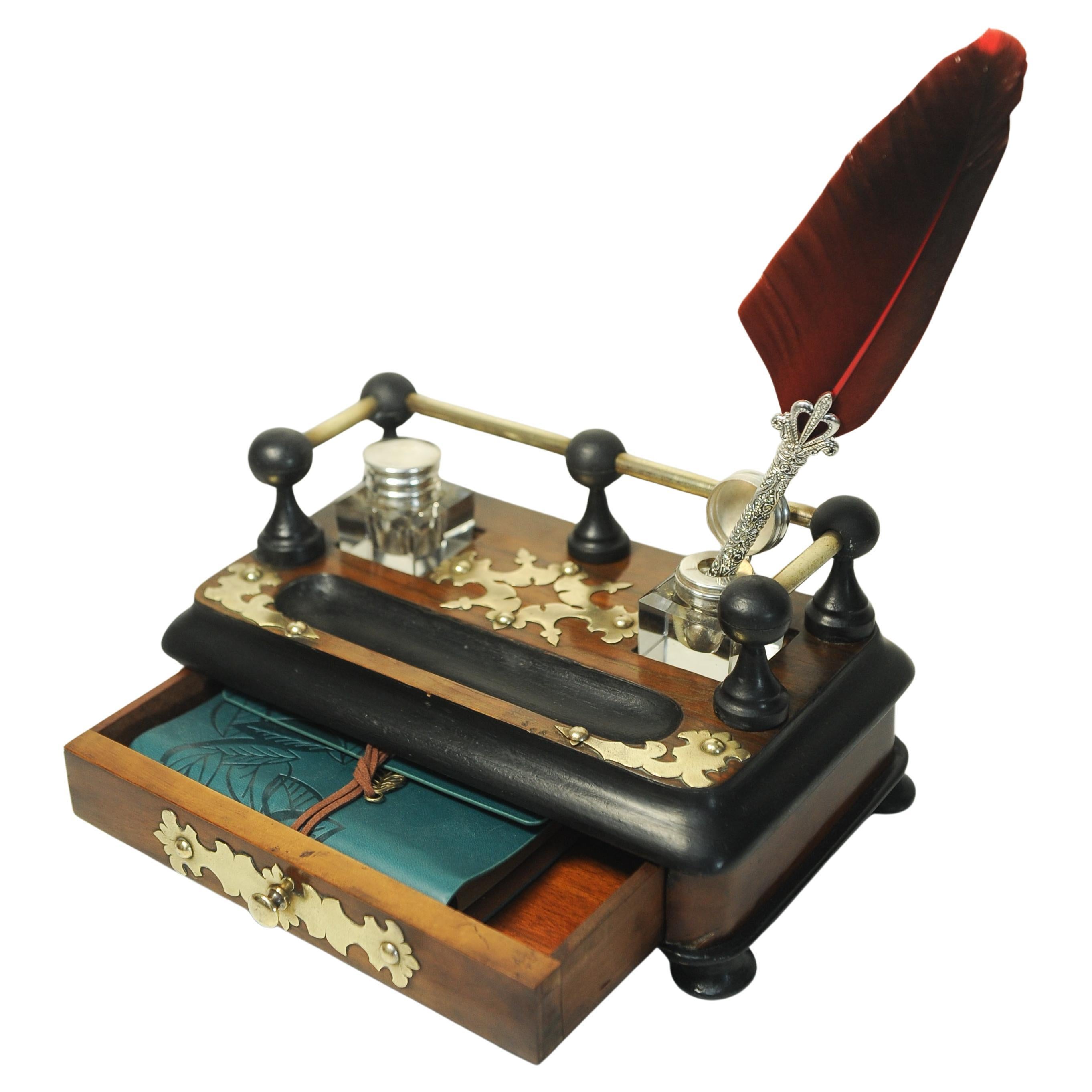 Ensemble de bureau victorien avec deux encriers en verre taillé et décorés de laiton en vente 3