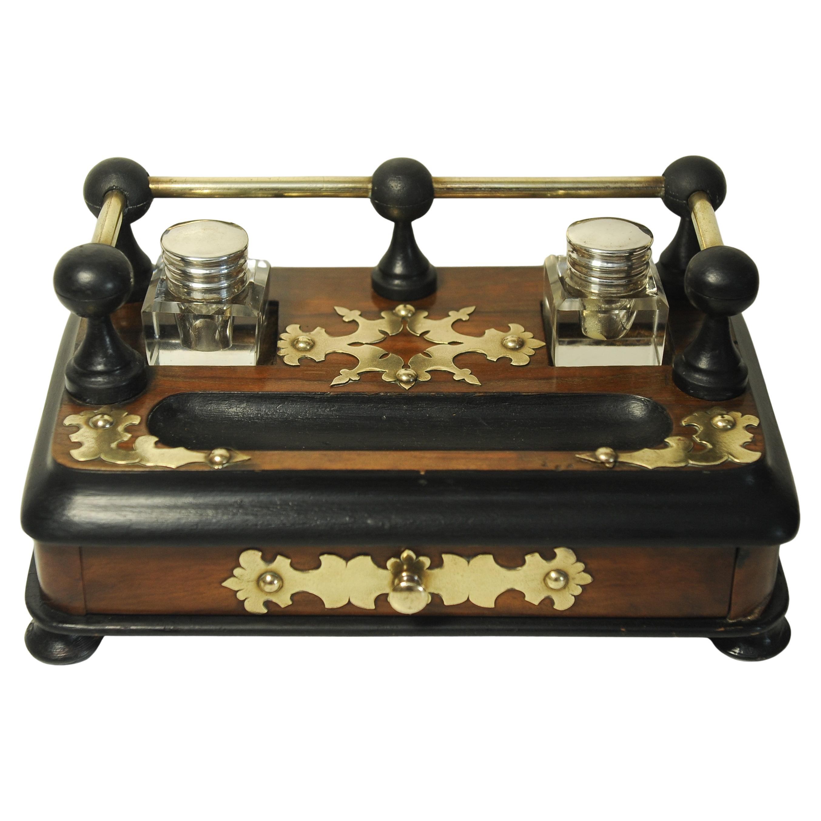Ensemble de bureau victorien avec deux encriers en verre taillé et décorés de laiton en vente 4