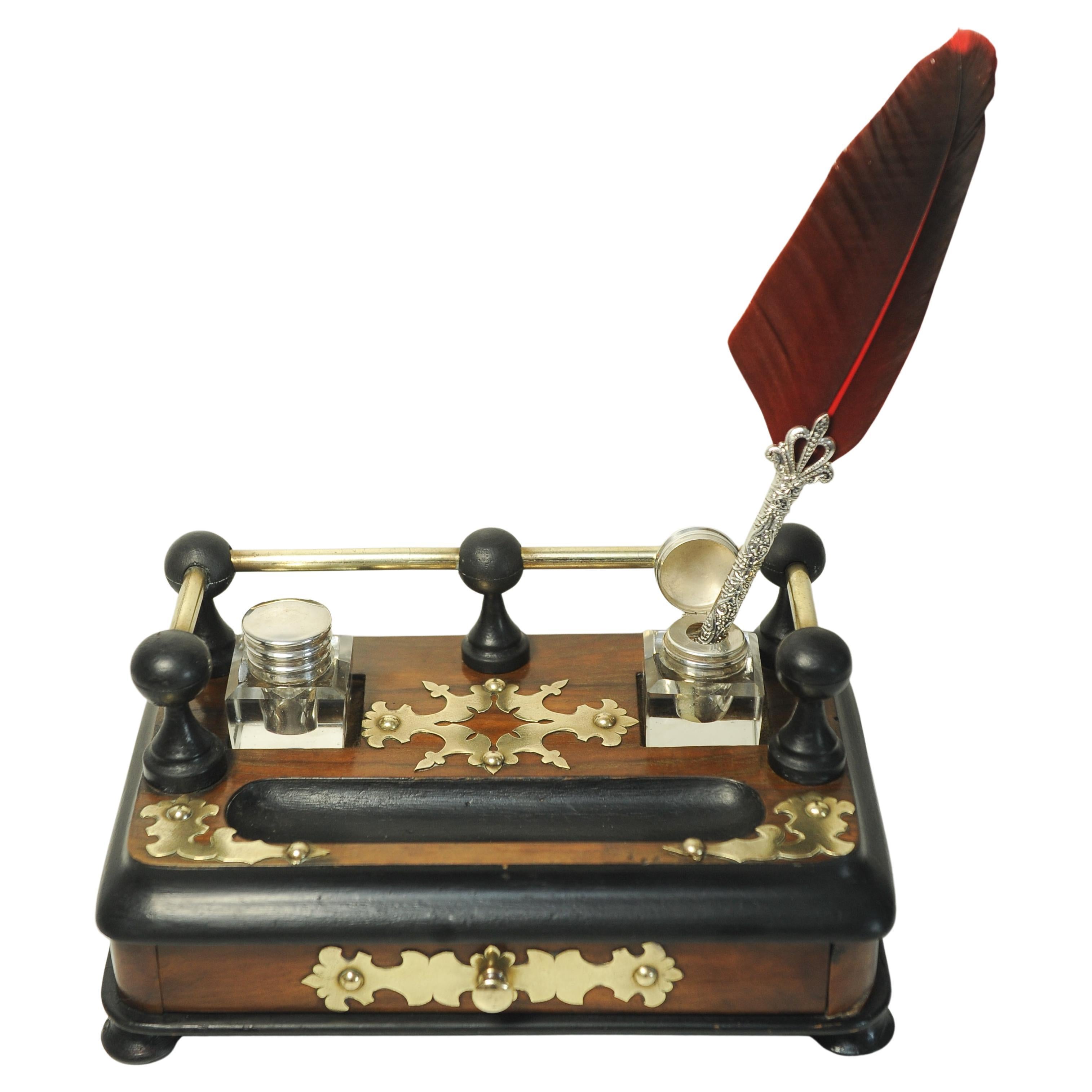 Victorien Ensemble de bureau victorien avec deux encriers en verre taillé et décorés de laiton en vente