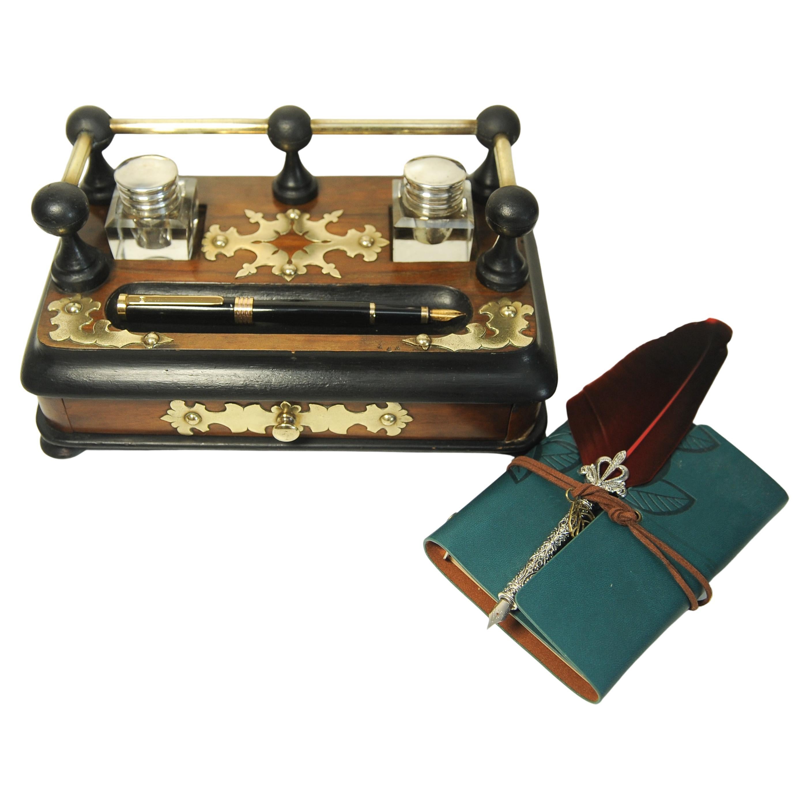 Britannique Ensemble de bureau victorien avec deux encriers en verre taillé et décorés de laiton en vente