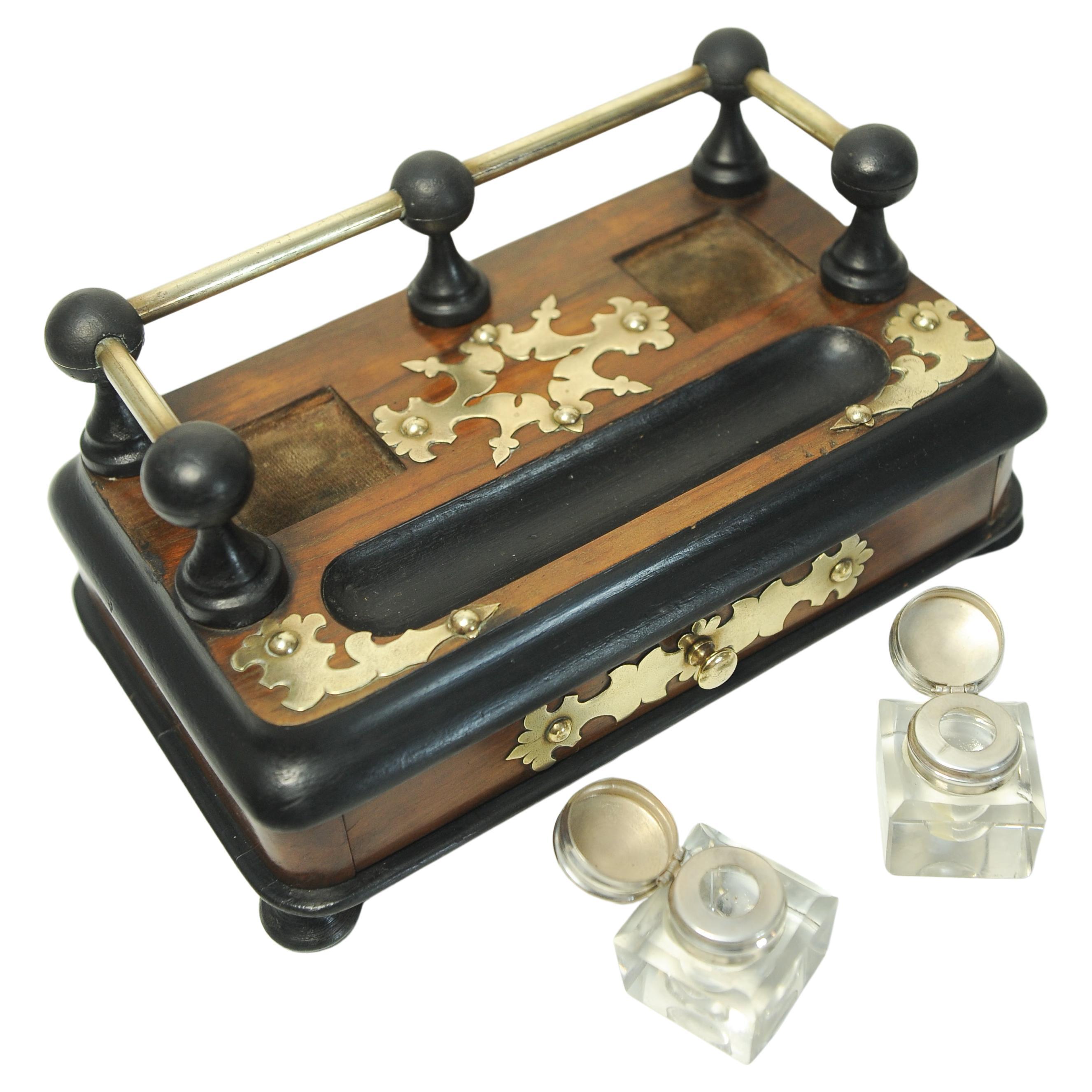 Ébénisé Ensemble de bureau victorien avec deux encriers en verre taillé et décorés de laiton en vente