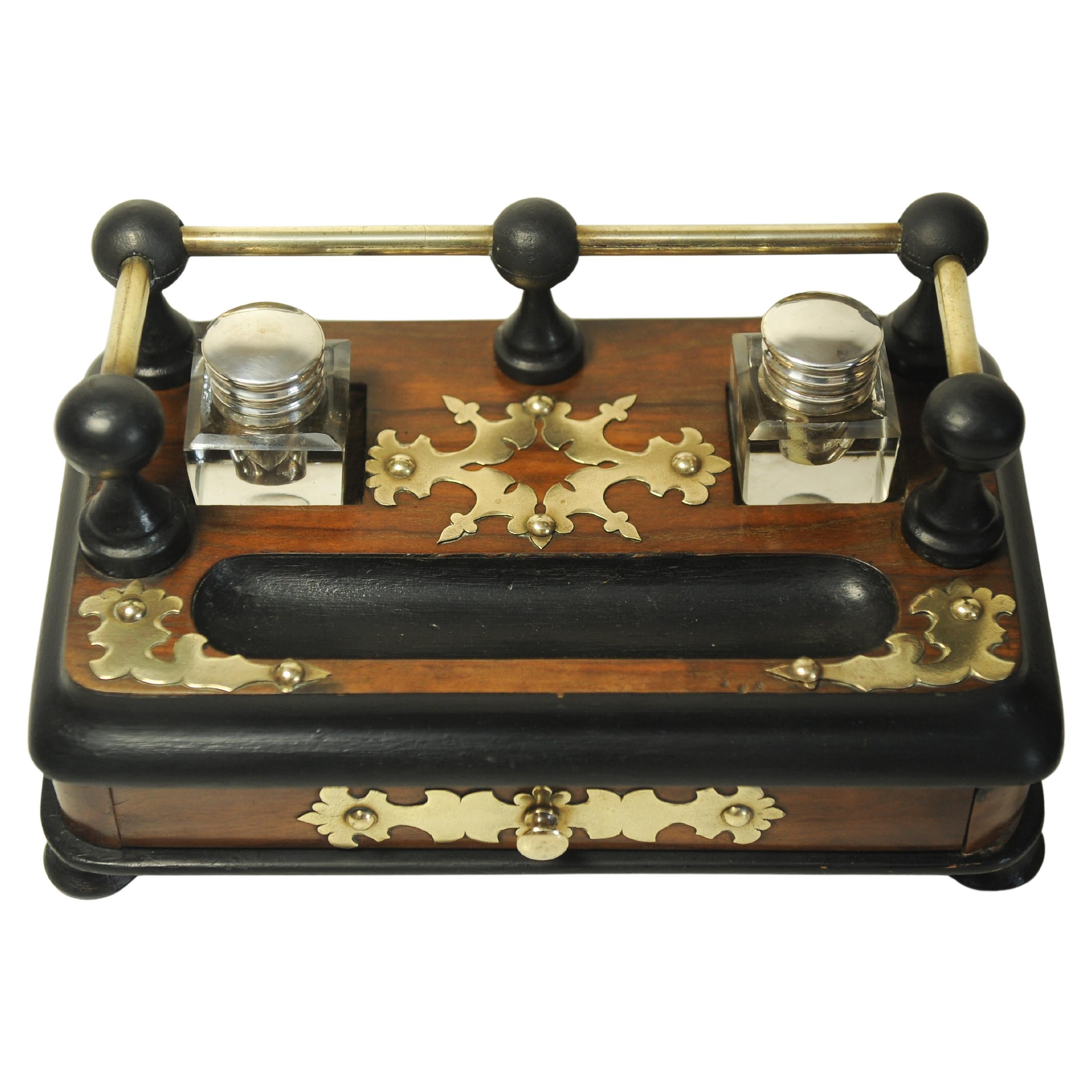 Ensemble de bureau victorien avec deux encriers en verre taillé et décorés de laiton Bon état - En vente à Reading, Berkshire