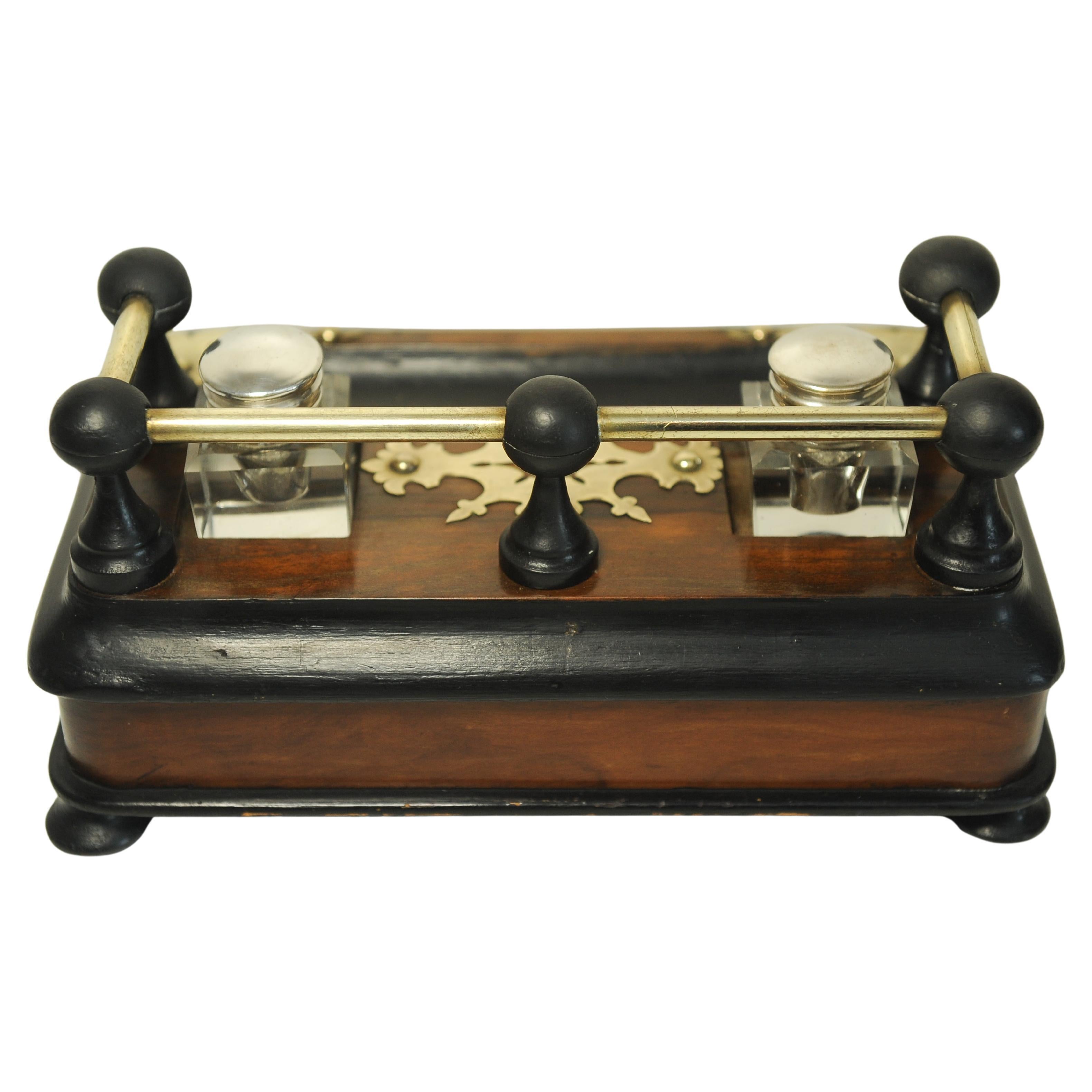 Verre Ensemble de bureau victorien avec deux encriers en verre taillé et décorés de laiton en vente