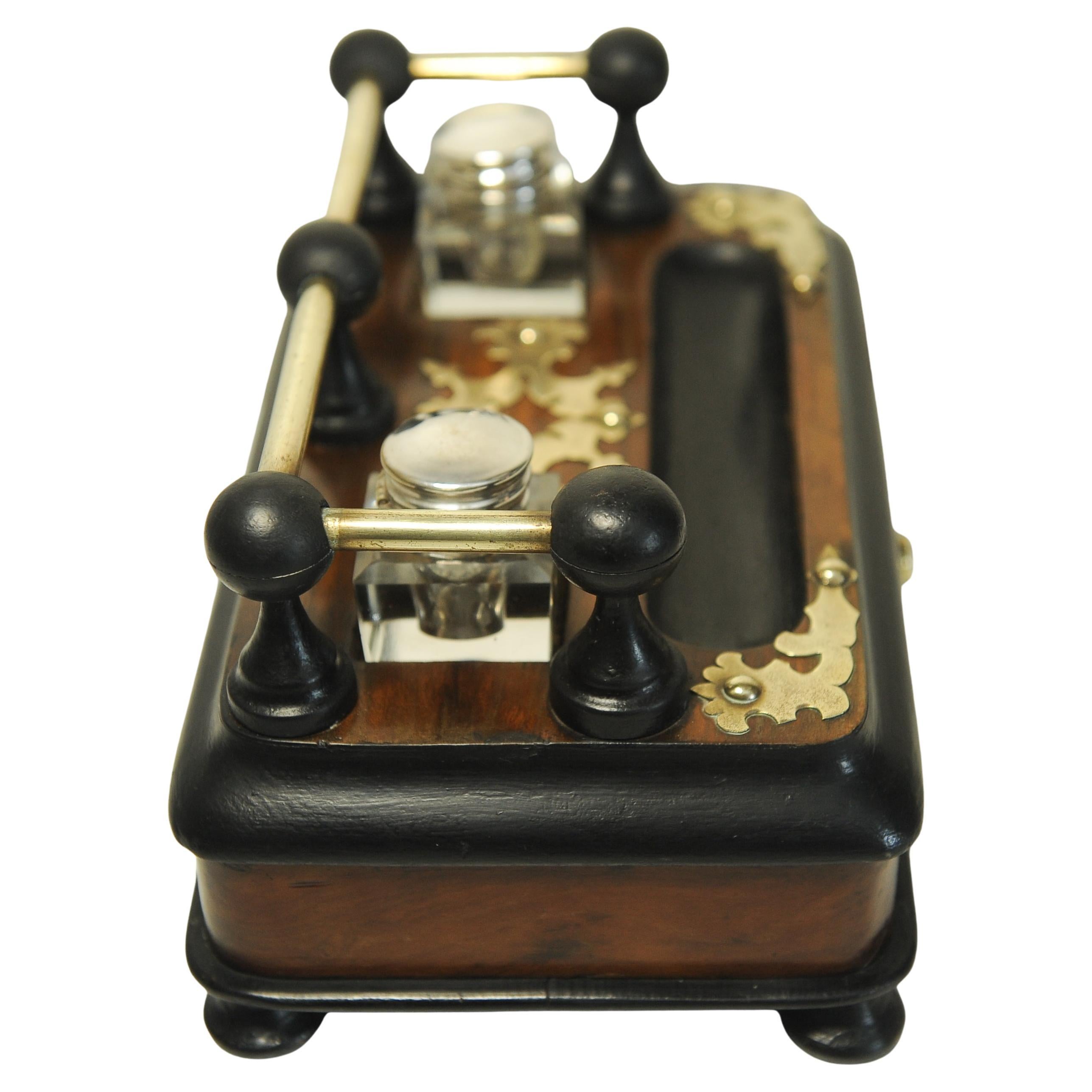 Ensemble de bureau victorien avec deux encriers en verre taillé et décorés de laiton en vente 1